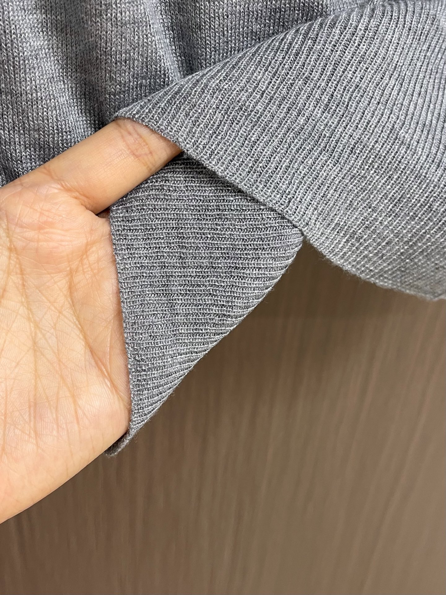 Ami Paris 爱心绣花短袖毛衣Polo，定织柔密细绒羊毛 轻盈垂顺 云柔亲肤 取一抹雾灰作底 织就