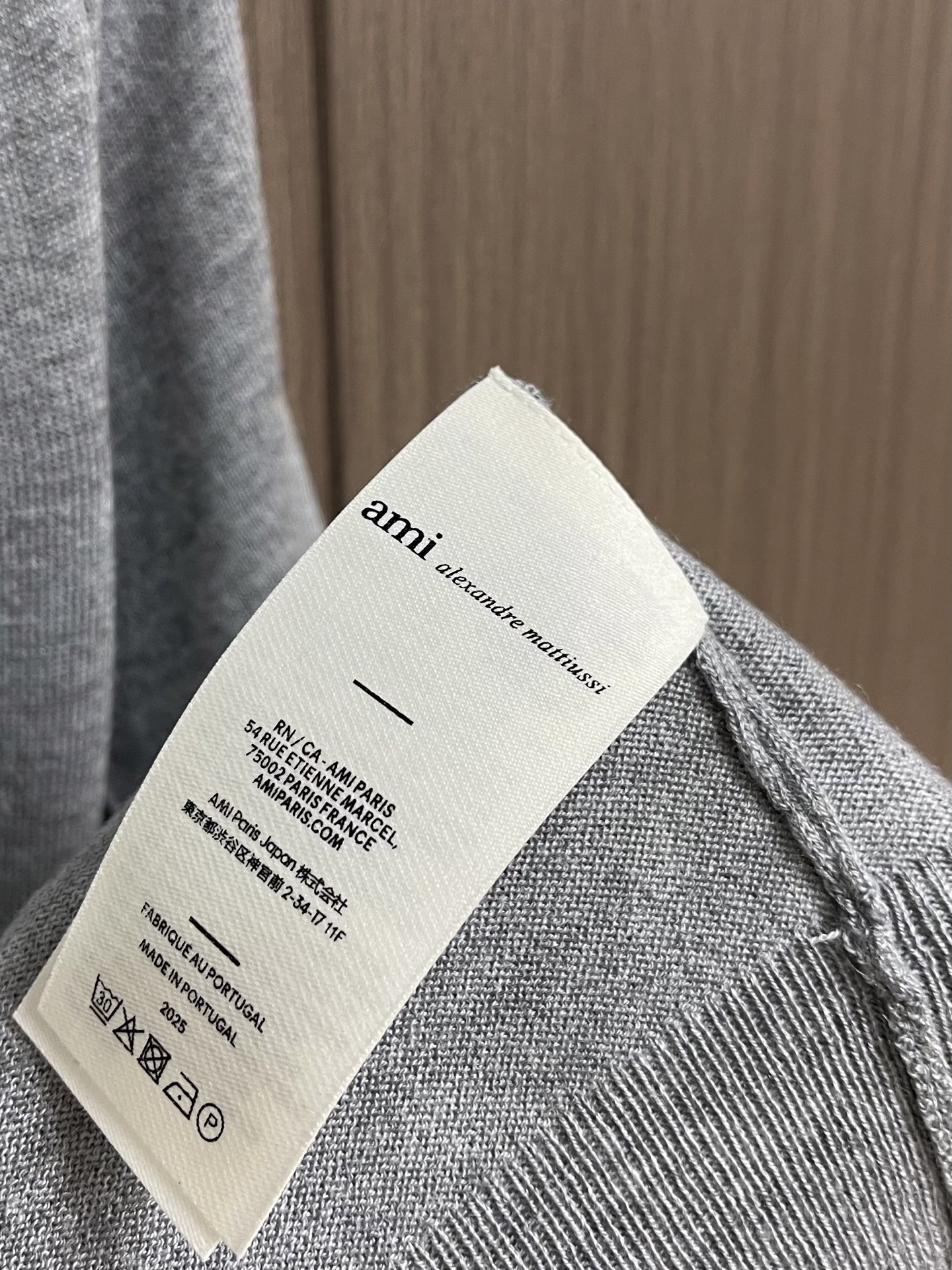 Ami Paris 爱心绣花短袖毛衣Polo，定织柔密细绒羊毛 轻盈垂顺 云柔亲肤 取一抹雾灰作底 织就