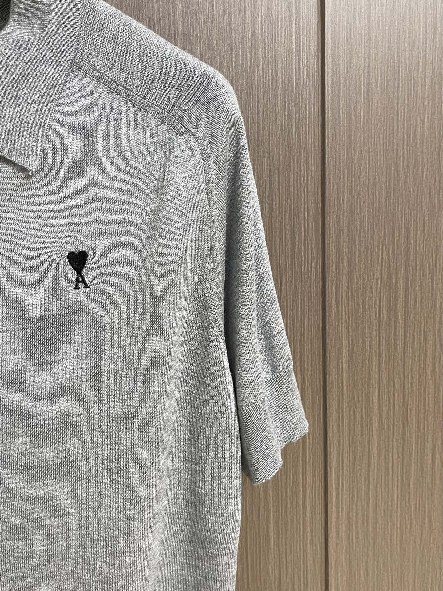 Ami Paris 爱心绣花短袖毛衣Polo，定织柔密细绒羊毛 轻盈垂顺 云柔亲肤 取一抹雾灰作底 织就
