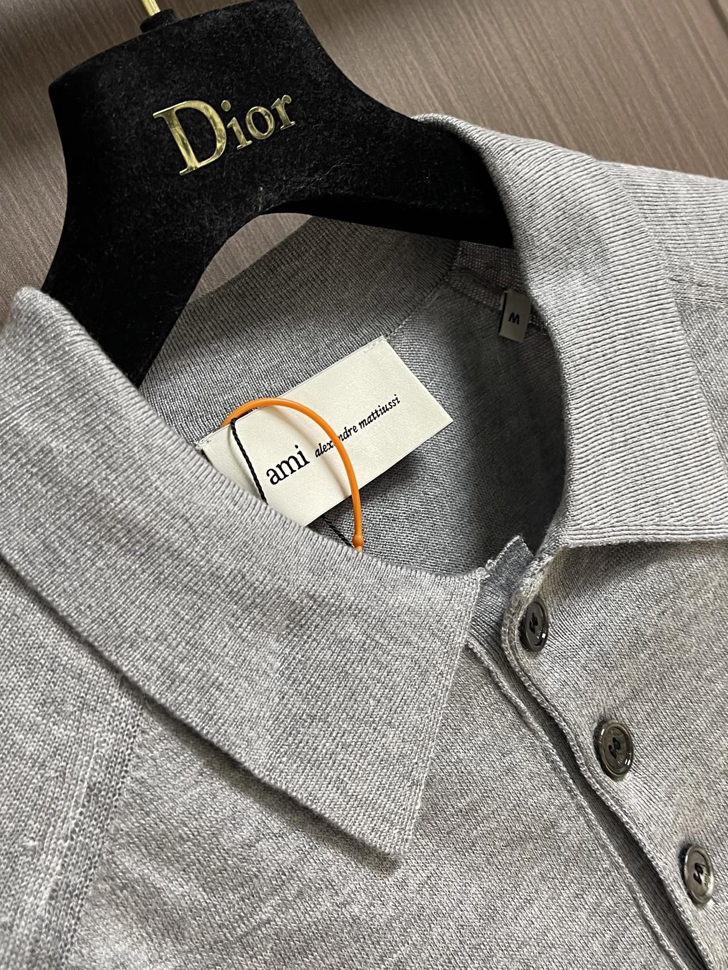 Ami Paris 爱心绣花短袖毛衣Polo，定织柔密细绒羊毛 轻盈垂顺 云柔亲肤 取一抹雾灰作底 织就