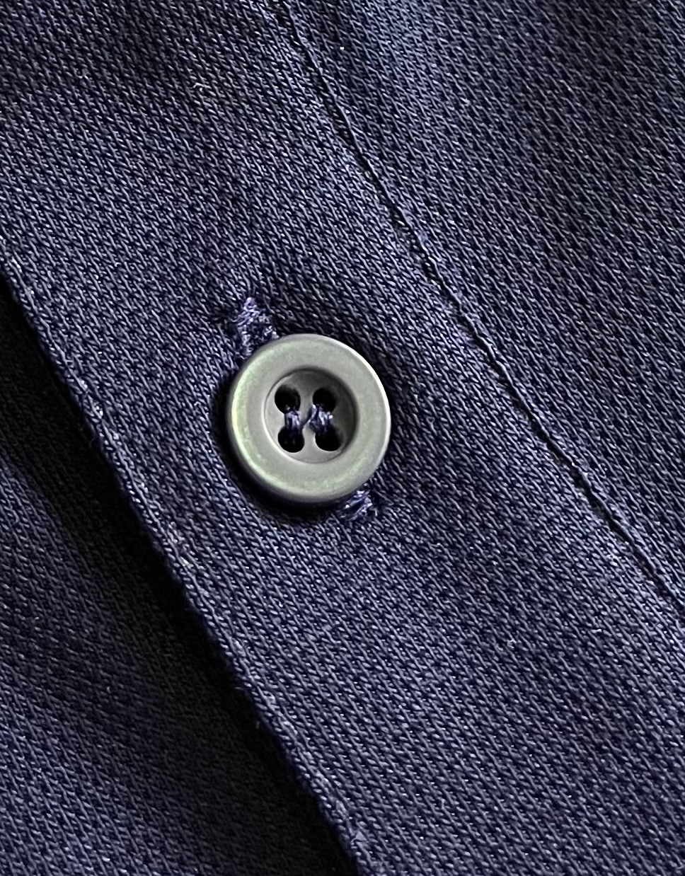 MONCLER 标识贴片棉质短袖Polo，这款MONCLER标识贴片POLO面料肌理饱满透气，触感干爽亲