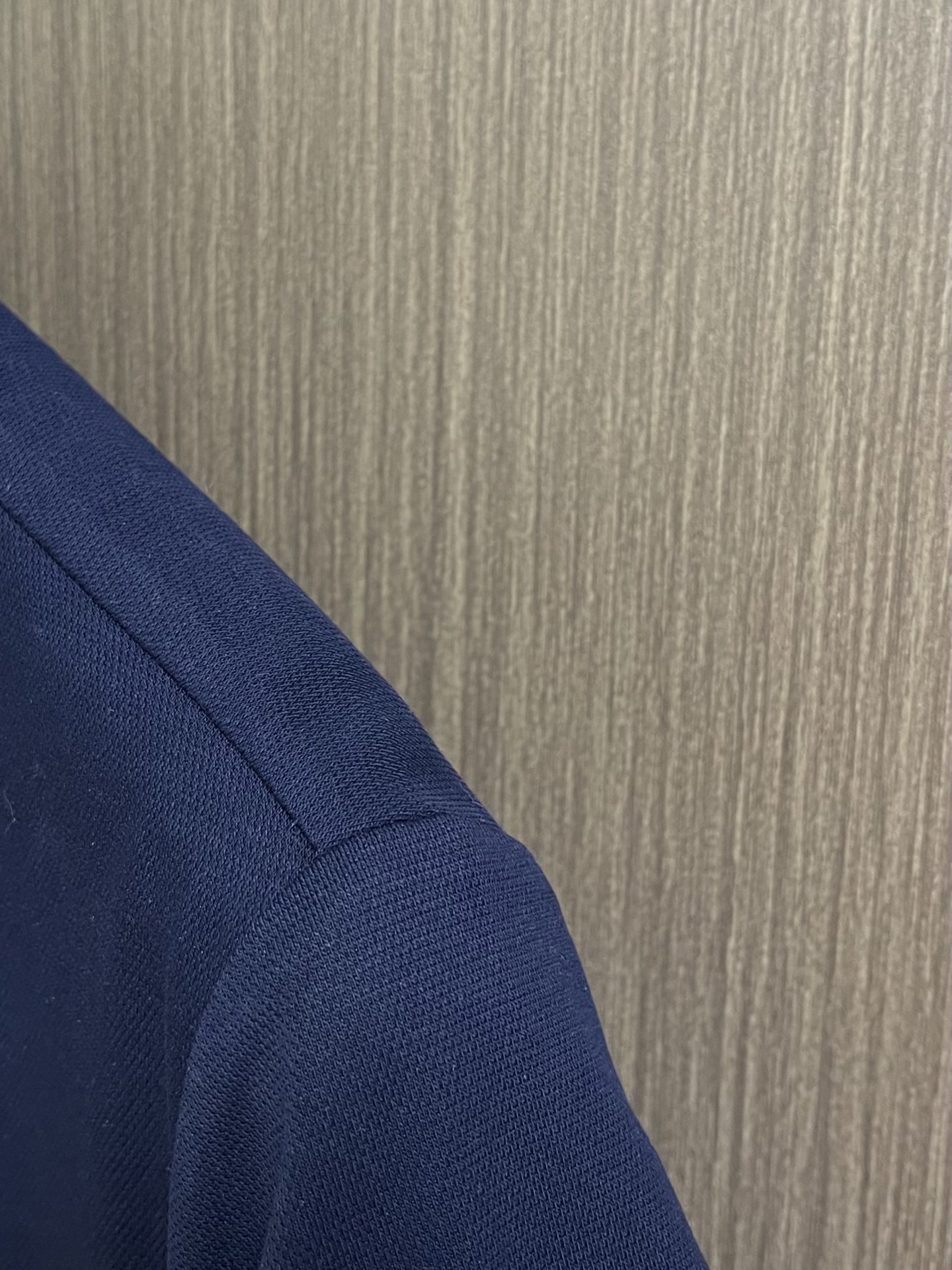 MONCLER 标识贴片棉质短袖Polo，这款MONCLER标识贴片POLO面料肌理饱满透气，触感干爽亲