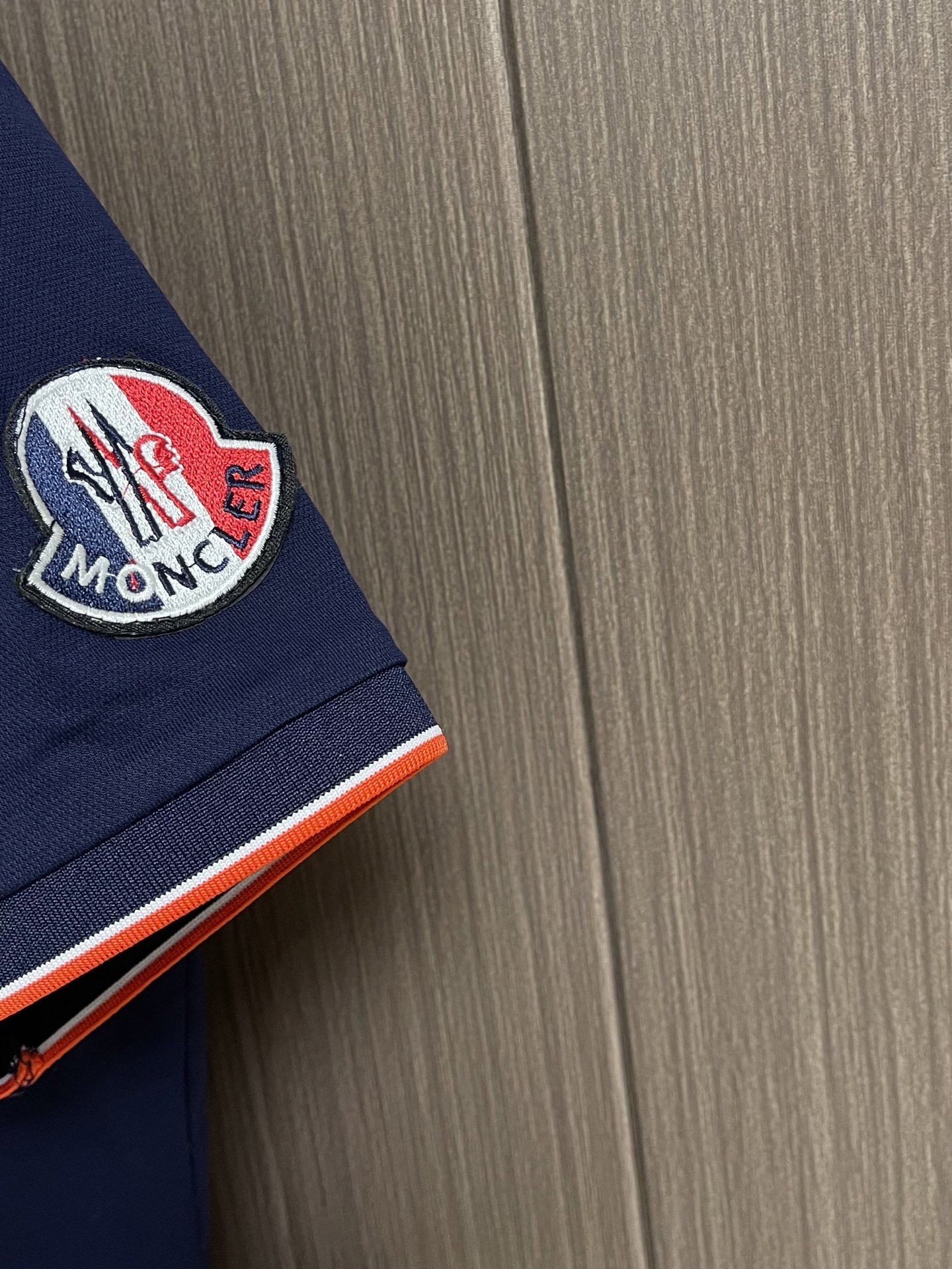 MONCLER 标识贴片棉质短袖Polo，这款MONCLER标识贴片POLO面料肌理饱满透气，触感干爽亲