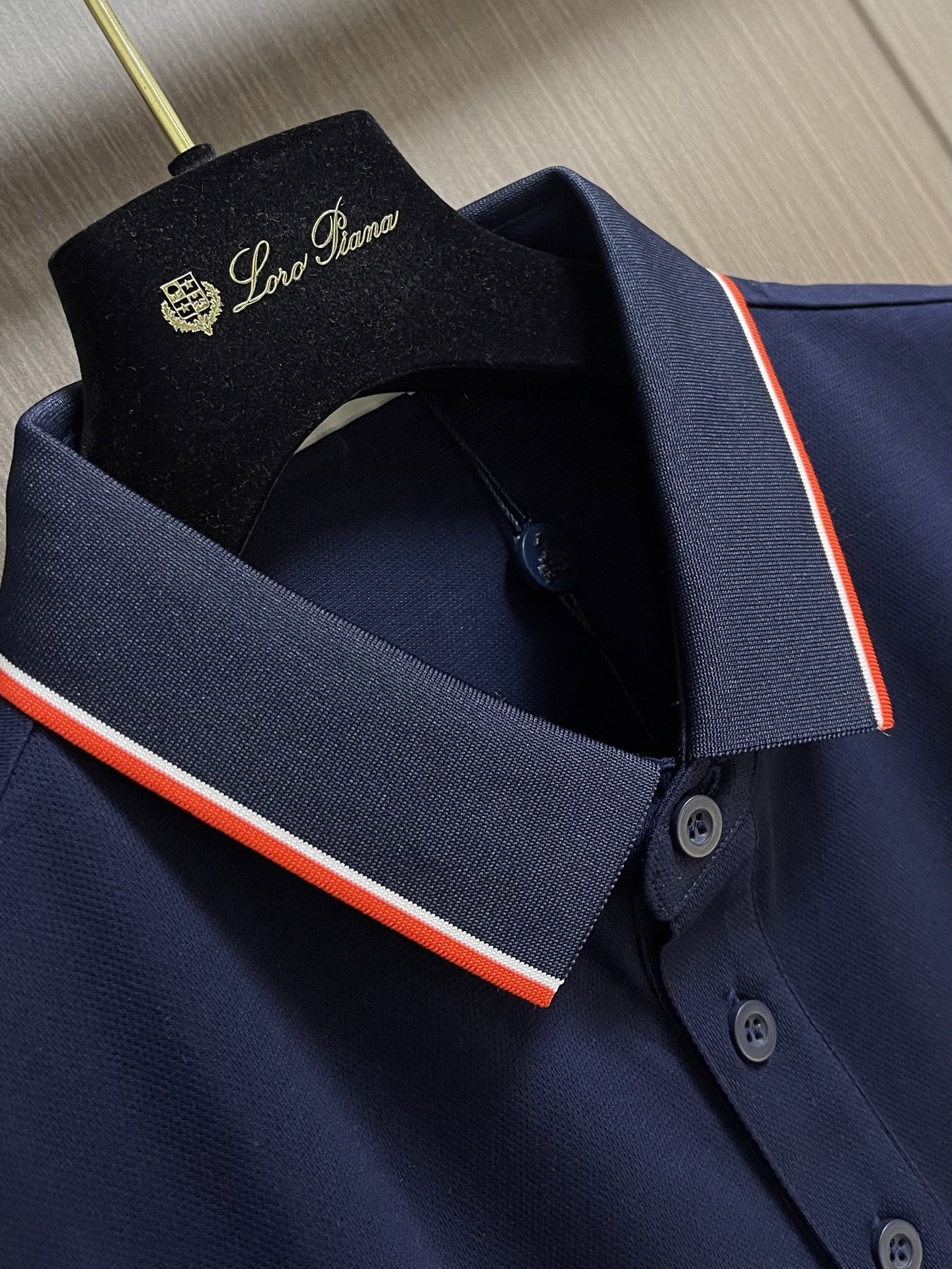 MONCLER 标识贴片棉质短袖Polo，这款MONCLER标识贴片POLO面料肌理饱满透气，触感干爽亲