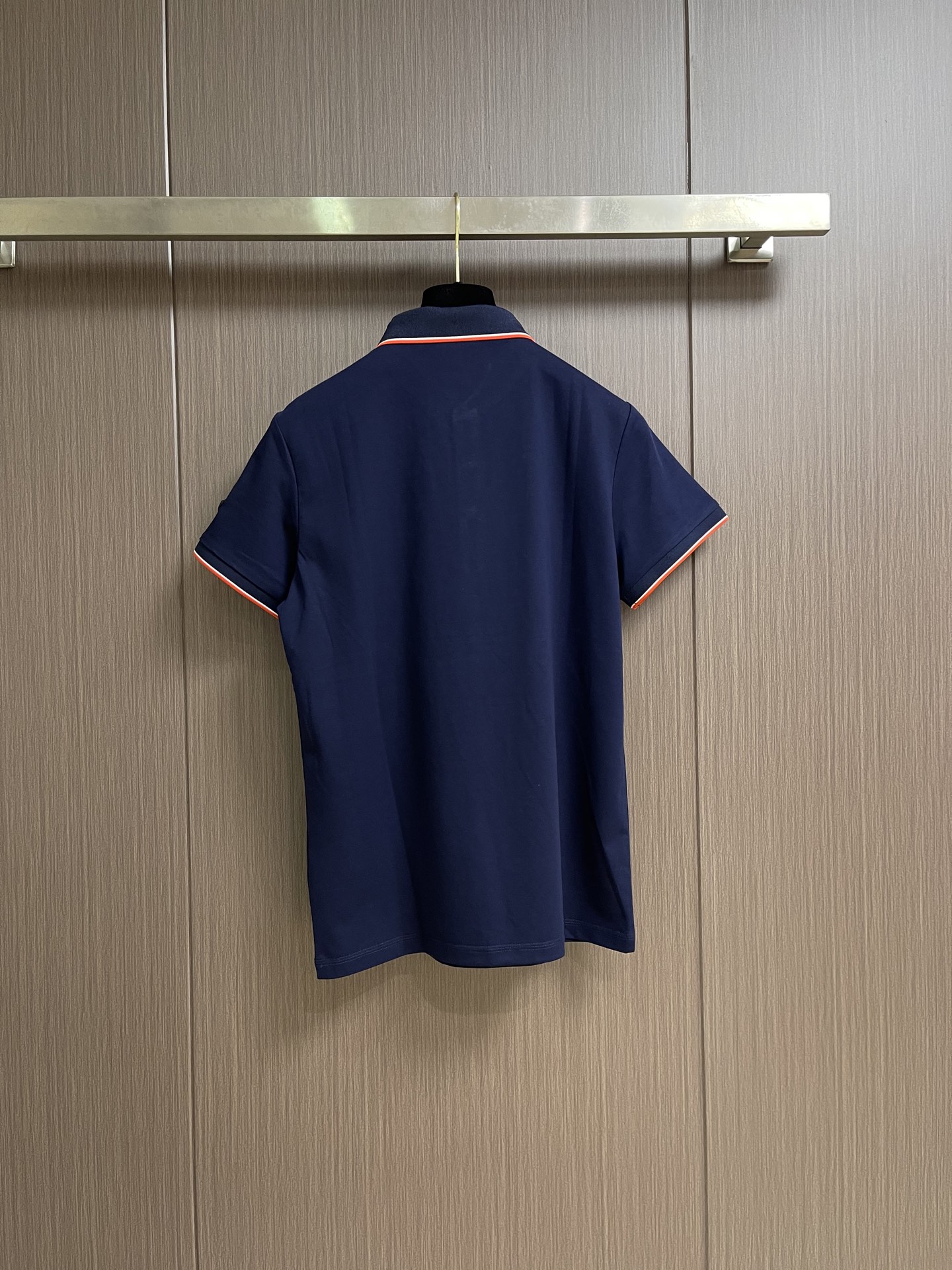 MONCLER 标识贴片棉质短袖Polo，这款MONCLER标识贴片POLO面料肌理饱满透气，触感干爽亲