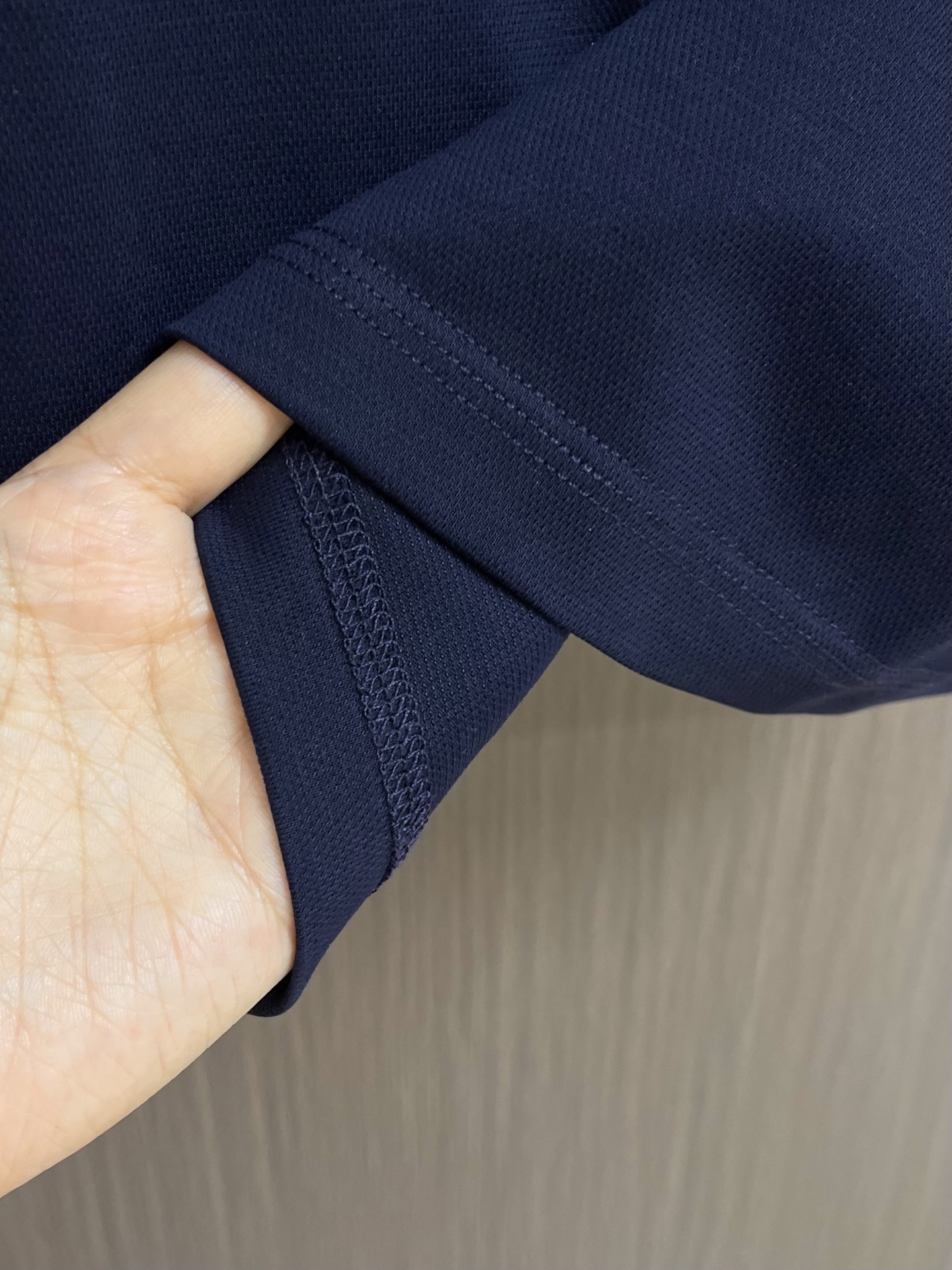MONCLER 标识贴片棉质短袖Polo，这款MONCLER标识贴片POLO面料肌理饱满透气，触感干爽亲