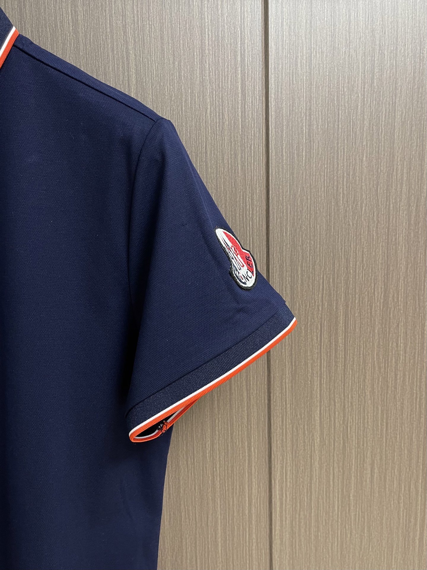 MONCLER 标识贴片棉质短袖Polo，这款MONCLER标识贴片POLO面料肌理饱满透气，触感干爽亲
