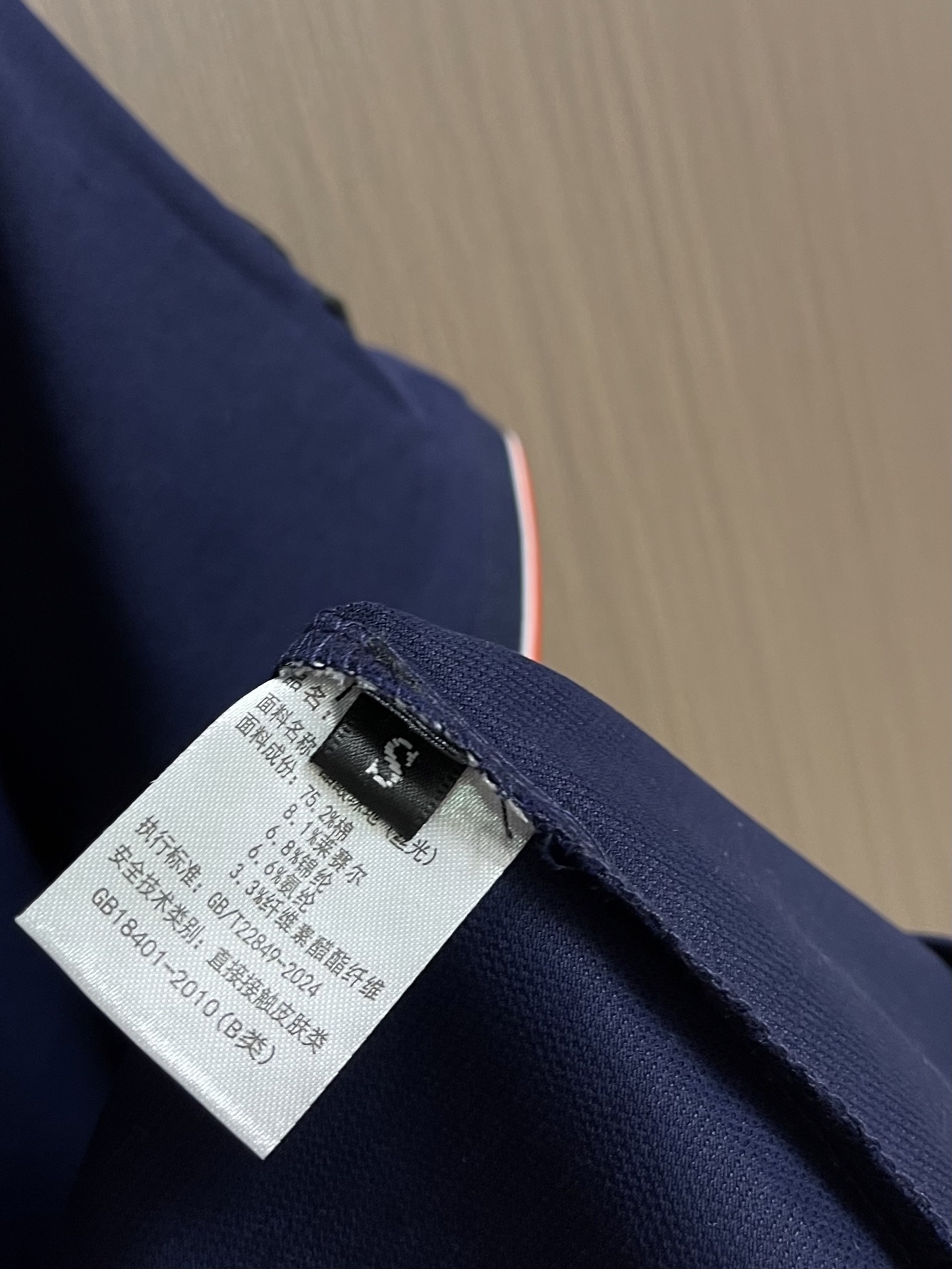 MONCLER 标识贴片棉质短袖Polo，这款MONCLER标识贴片POLO面料肌理饱满透气，触感干爽亲