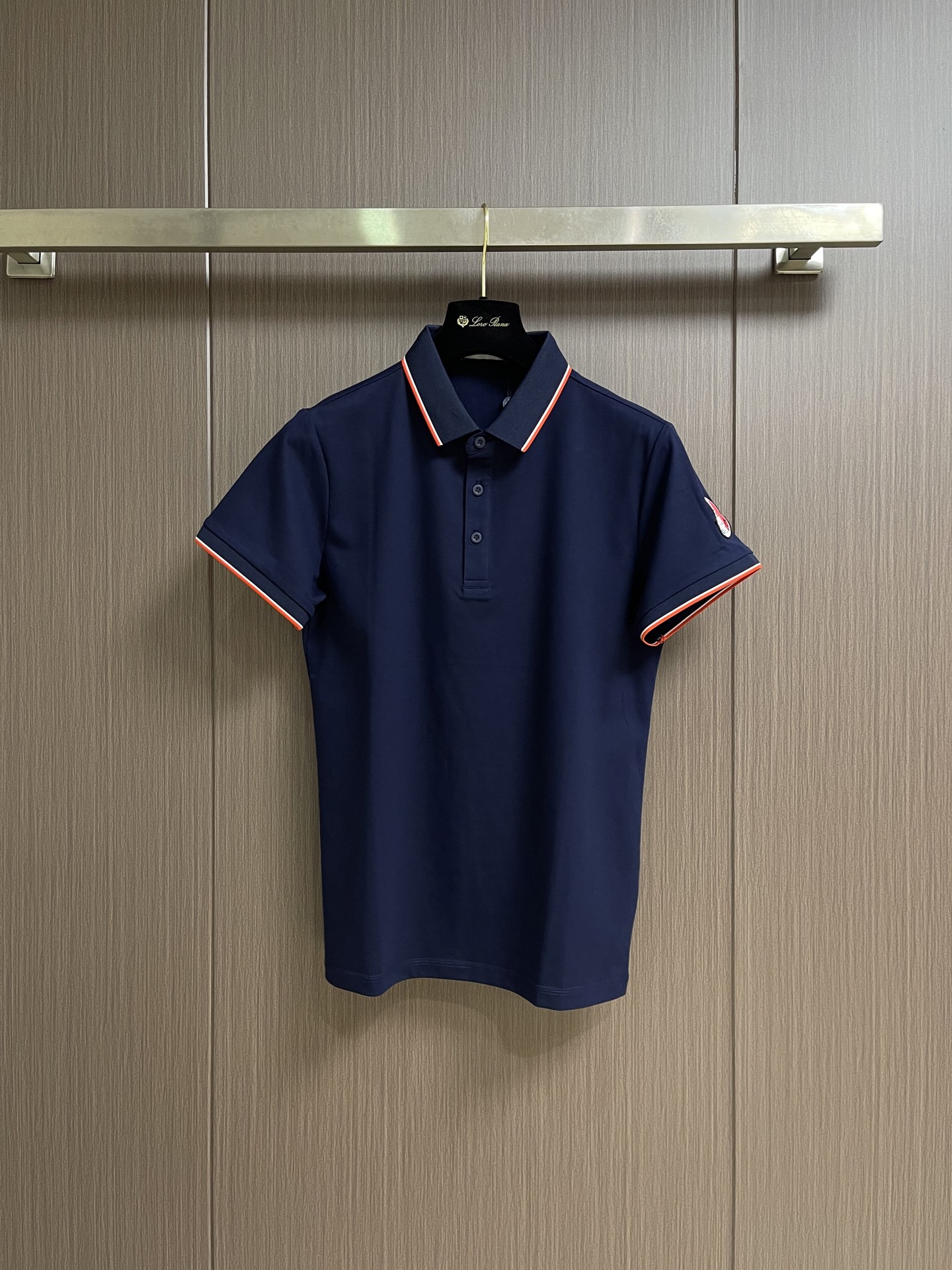 MONCLER 标识贴片棉质短袖Polo，这款MONCLER标识贴片POLO面料肌理饱满透气，触感干爽亲