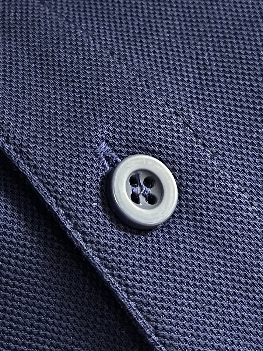 MONCLER 标识贴片棉质短袖Polo，这款MONCLER标识贴片POLO面料肌理饱满透气，触感干爽亲