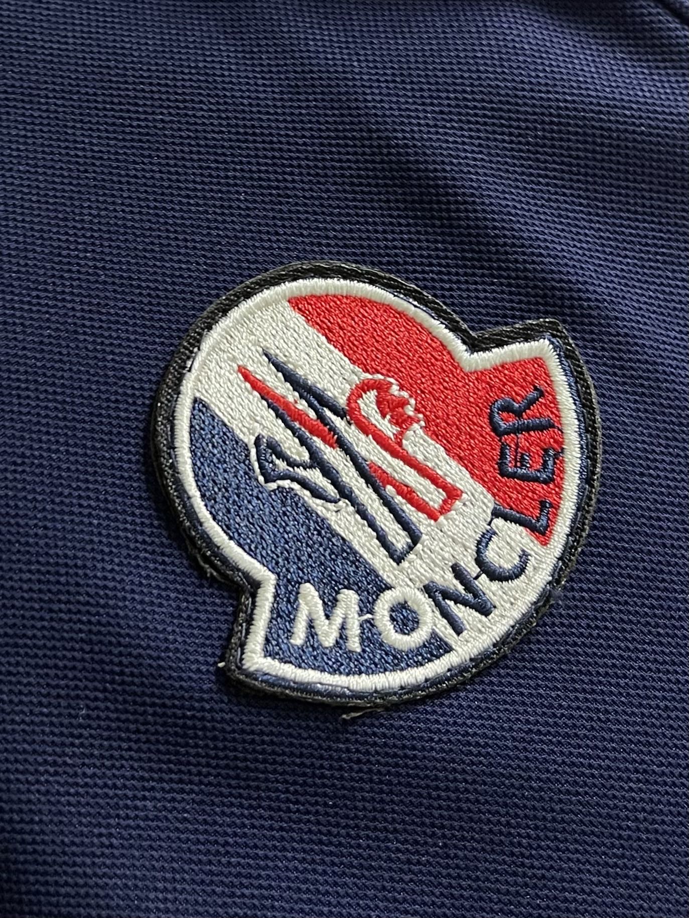 MONCLER 标识贴片棉质短袖Polo，这款MONCLER标识贴片POLO面料肌理饱满透气，触感干爽亲
