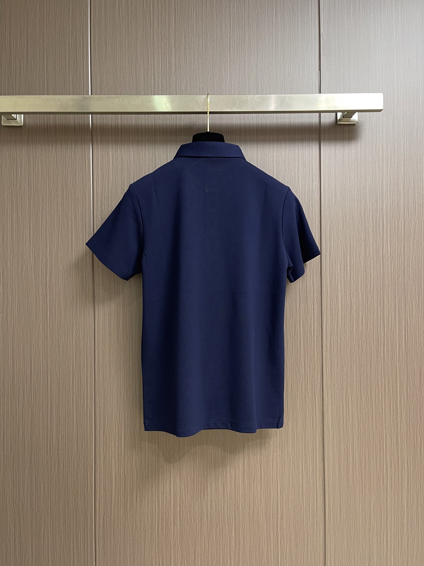 MONCLER 标识贴片棉质短袖Polo，这款MONCLER标识贴片POLO面料肌理饱满透气，触感干爽亲