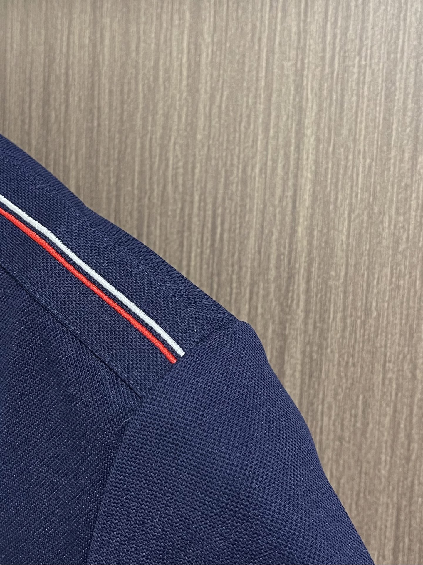 MONCLER 标识贴片棉质短袖Polo，这款MONCLER标识贴片POLO面料肌理饱满透气，触感干爽亲