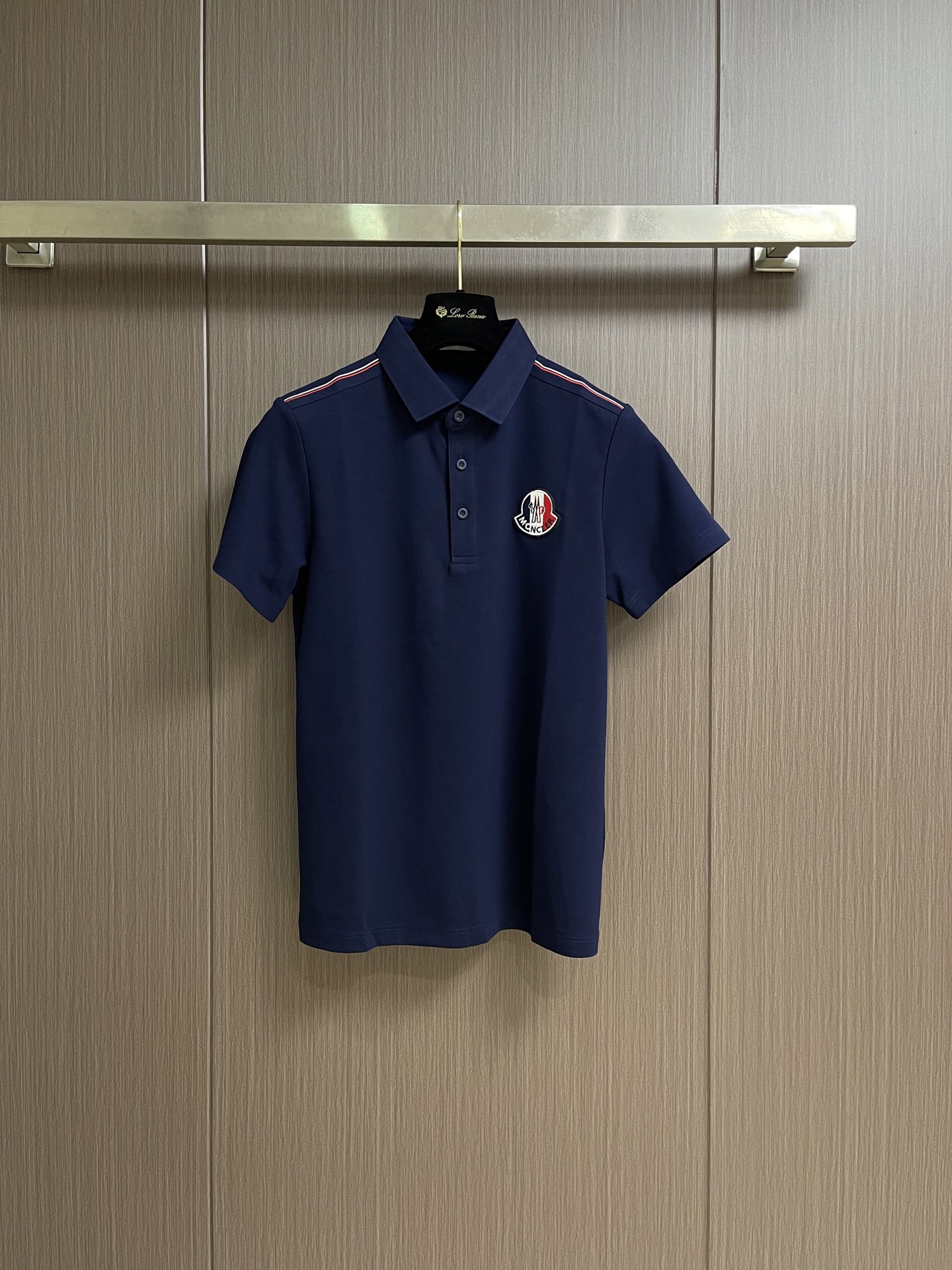 MONCLER 标识贴片棉质短袖Polo，这款MONCLER标识贴片POLO面料肌理饱满透气，触感干爽亲