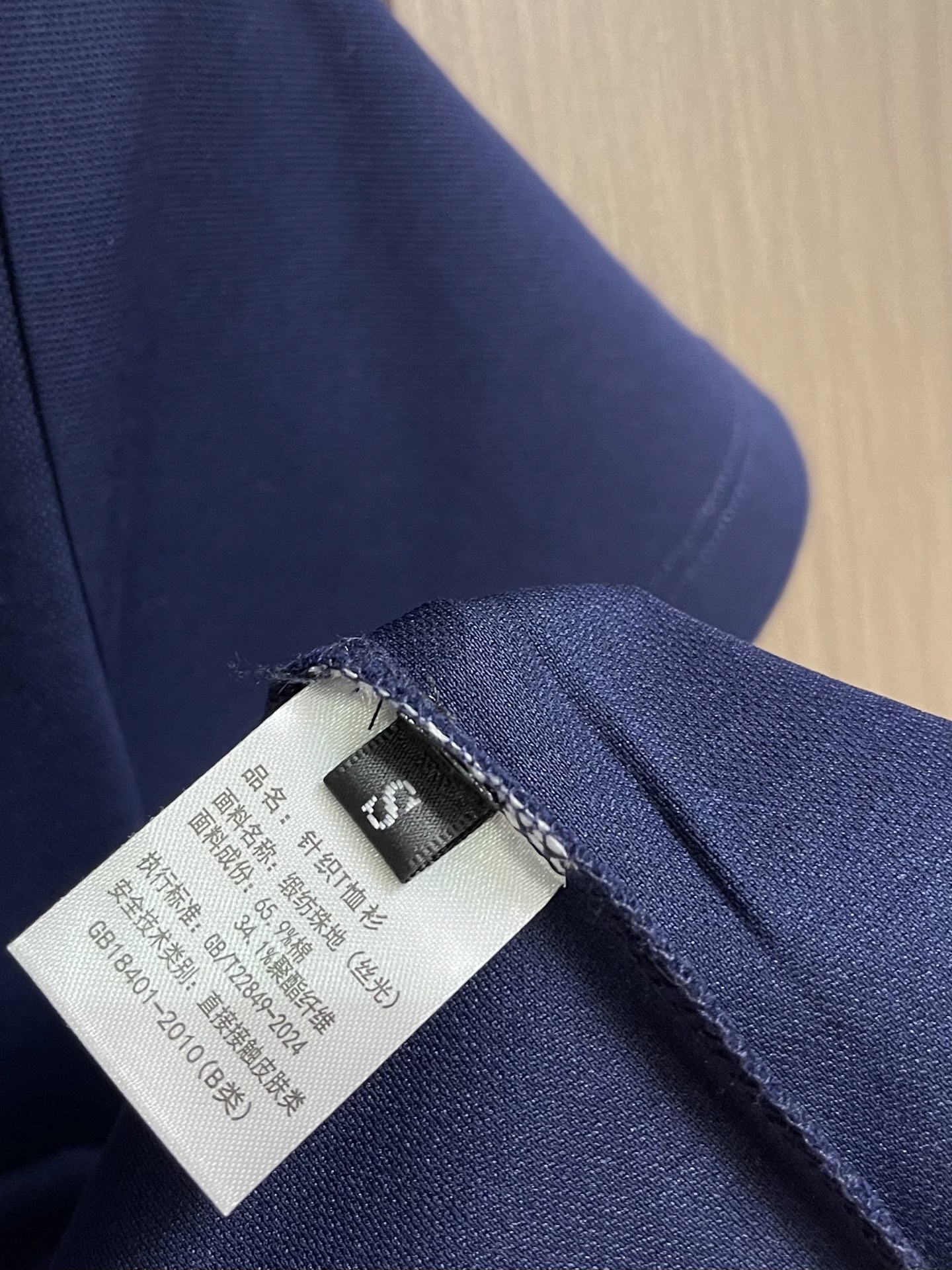 MONCLER 标识贴片棉质短袖Polo，这款MONCLER标识贴片POLO面料肌理饱满透气，触感干爽亲