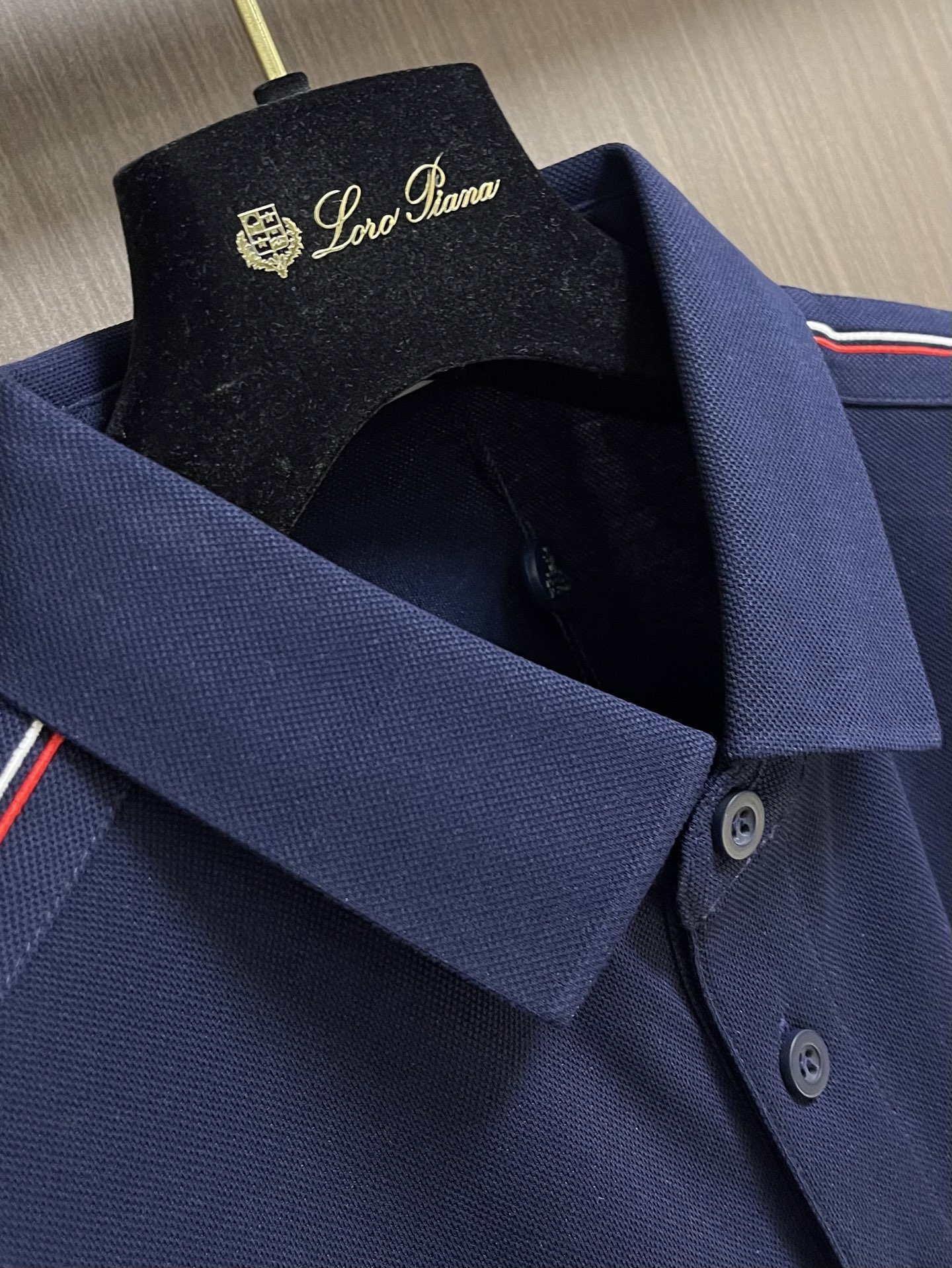 MONCLER 标识贴片棉质短袖Polo，这款MONCLER标识贴片POLO面料肌理饱满透气，触感干爽亲