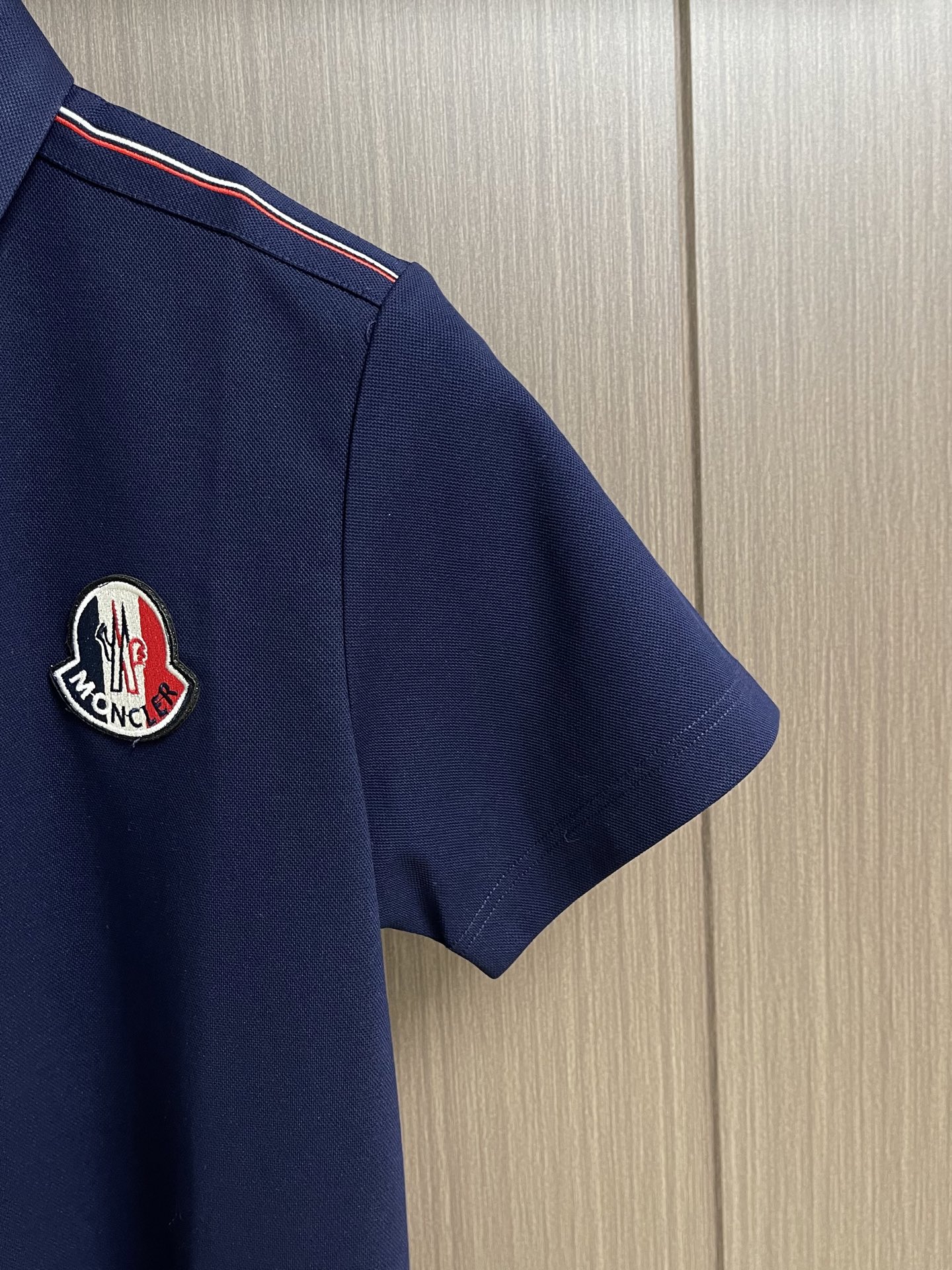 MONCLER 标识贴片棉质短袖Polo，这款MONCLER标识贴片POLO面料肌理饱满透气，触感干爽亲