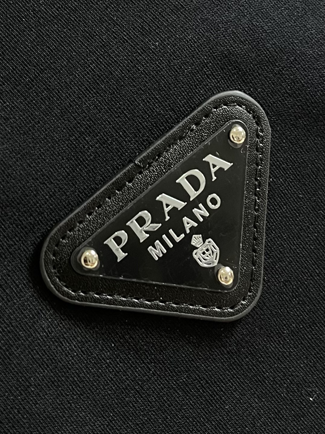 Prada 2026SS早春新款三角标识短袖T恤，甄选软糯亲肤的全棉面料制成，标准版圆领短袖裁剪，更适合