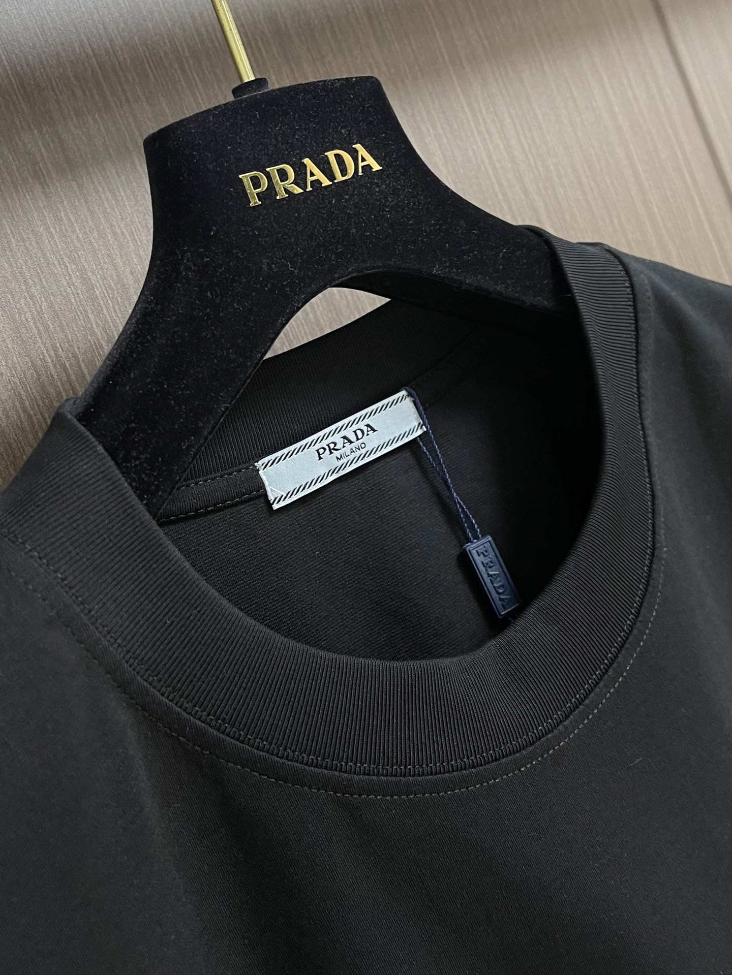 Prada 2026SS早春新款三角标识短袖T恤，甄选软糯亲肤的全棉面料制成，标准版圆领短袖裁剪，更适合