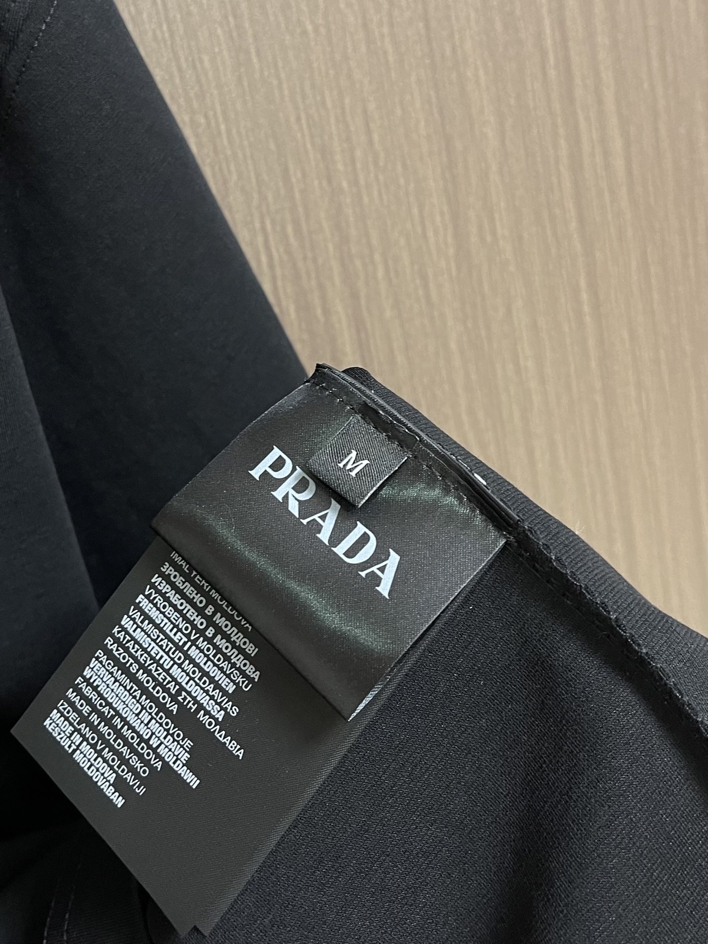 Prada 2026SS早春新款三角标识短袖T恤，甄选软糯亲肤的全棉面料制成，标准版圆领短袖裁剪，更适合