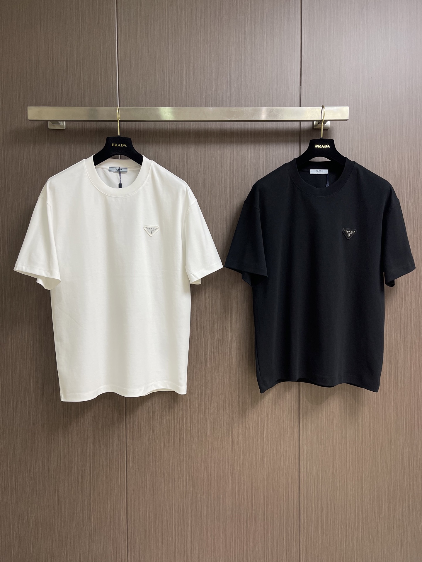 Prada 2026SS早春新款三角标识短袖T恤，甄选软糯亲肤的全棉面料制成，标准版圆领短袖裁剪，更适合