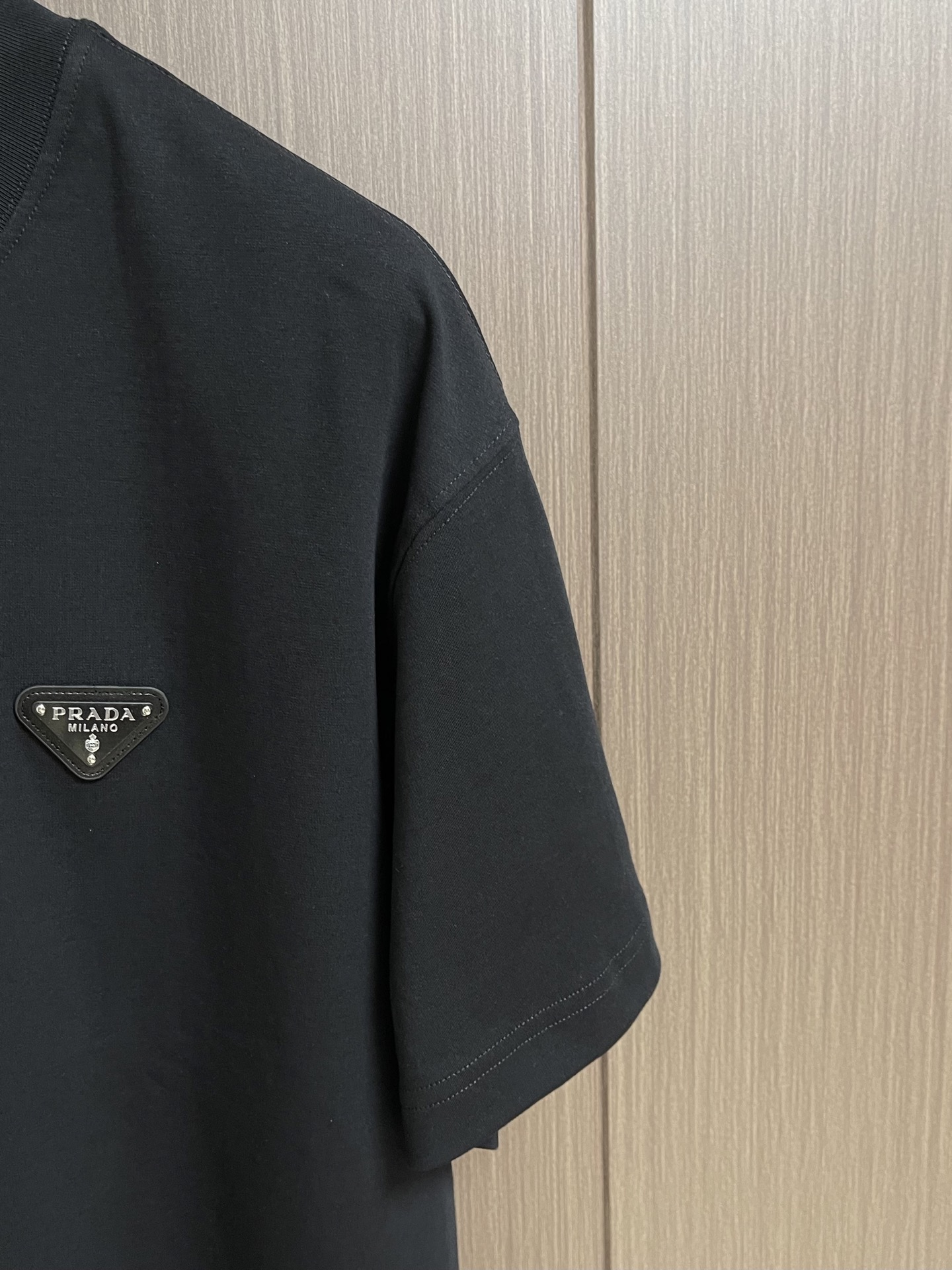 Prada 2026SS早春新款三角标识短袖T恤，甄选软糯亲肤的全棉面料制成，标准版圆领短袖裁剪，更适合