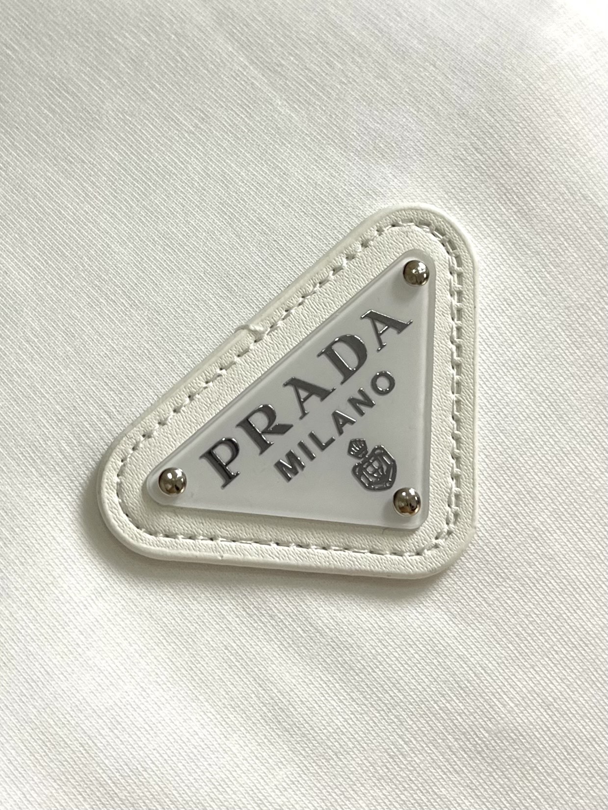 Prada 2026SS早春新款三角标识短袖T恤，甄选软糯亲肤的全棉面料制成，标准版圆领短袖裁剪，更适合