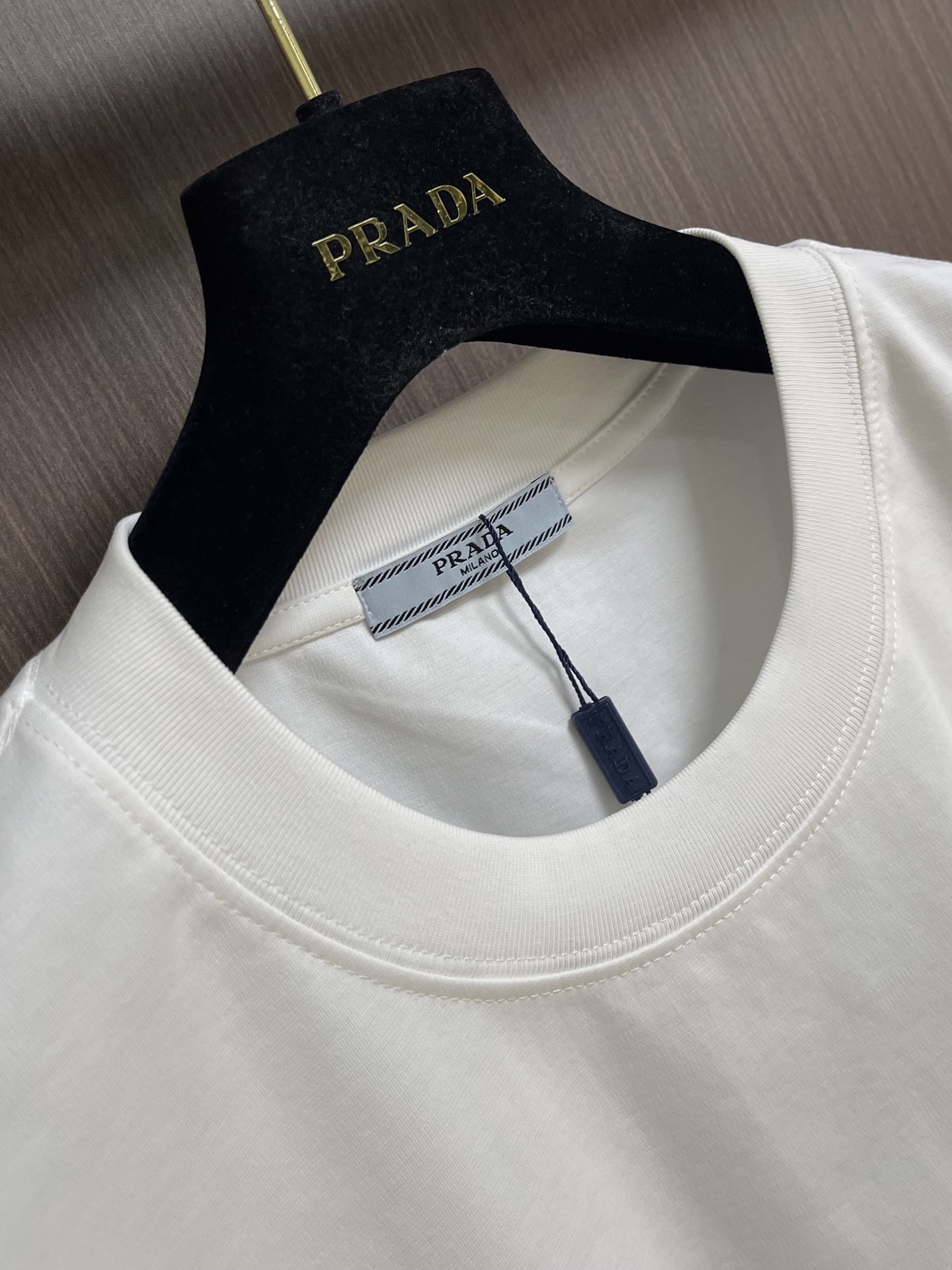 Prada 2026SS早春新款三角标识短袖T恤，甄选软糯亲肤的全棉面料制成，标准版圆领短袖裁剪，更适合