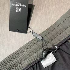 Givenchy 古典绿工装五分短裤,都市机能松弛单品,面料选用高密抗皱速干的定制梭织面料,触感顺滑垂坠 Givenchy 古典绿工装五分短裤,都市机能松弛单品,面料选用高密抗皱速干的定制梭织面料,触感顺滑垂坠