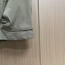Givenchy 古典绿工装五分短裤,都市机能松弛单品,面料选用高密抗皱速干的定制梭织面料,触感顺滑垂坠 Givenchy 古典绿工装五分短裤,都市机能松弛单品,面料选用高密抗皱速干的定制梭织面料,触感顺滑垂坠