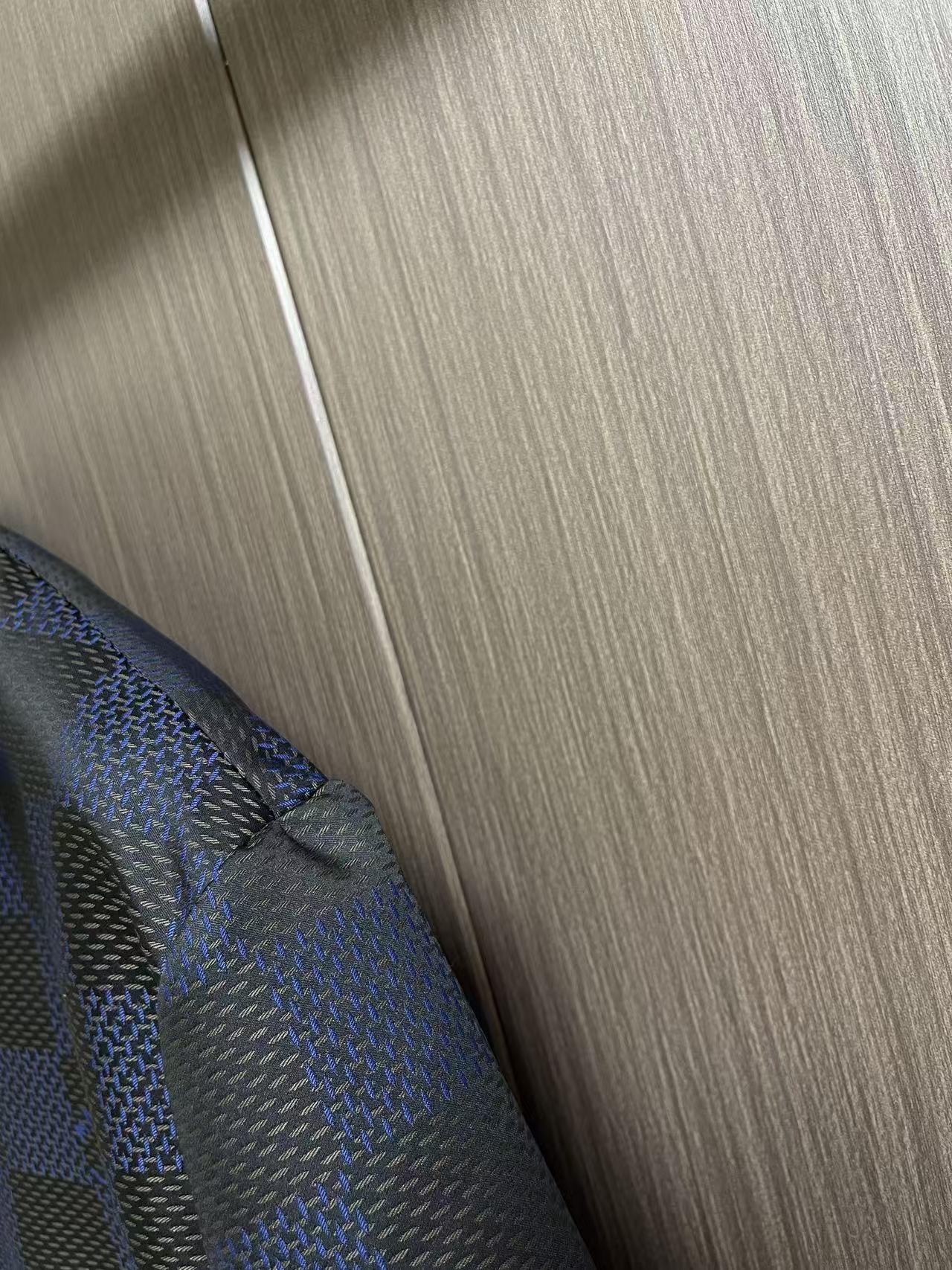 LV 2026ss春夏新款棋盘格提花短袖衬衫，为华美斜纹桑蚕丝铺陈全幅 Der图案，再令 Marque 