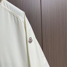 MONCLER 饰边连帽外套,采用聚酯纤维与锦纶混纺,结合防撕裂平纹织造结构编织而成。布面细密平整,带有 MONCLER 饰边连帽外套,采用聚酯纤维与锦纶混纺,结合防撕裂平纹织造结构编织而成。布面细密平整,带有