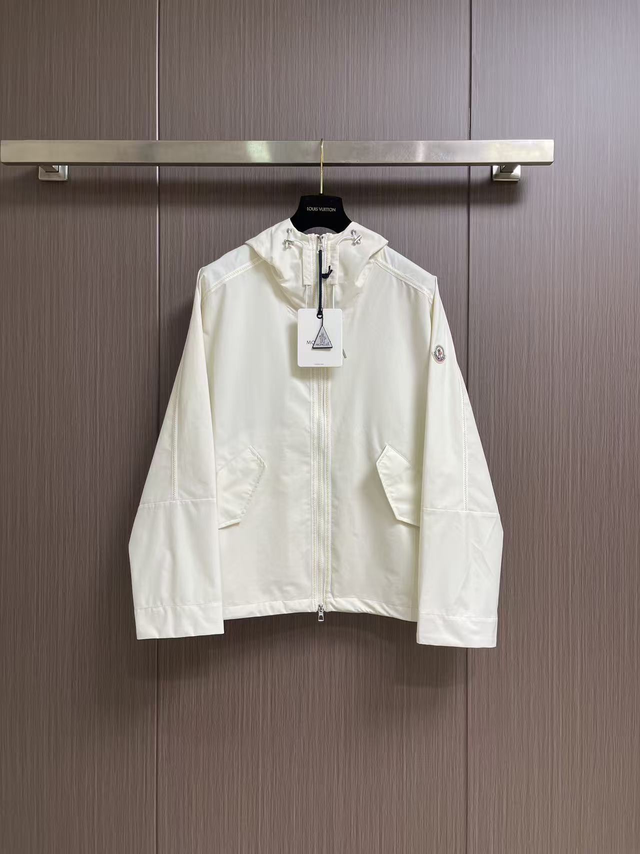 MONCLER 饰边连帽外套，采用聚酯纤维与锦纶混纺，结合防撕裂平纹织造结构编织而成。布面细密平整，带有