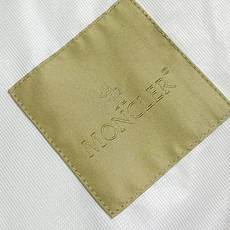 MONCLER 饰边连帽外套,采用聚酯纤维与锦纶混纺,结合防撕裂平纹织造结构编织而成。布面细密平整,带有 MONCLER 饰边连帽外套,采用聚酯纤维与锦纶混纺,结合防撕裂平纹织造结构编织而成。布面细密平整,带有