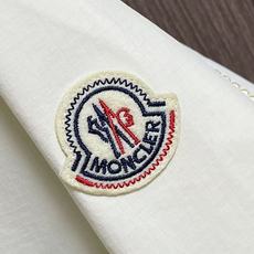 MONCLER 饰边连帽外套,采用聚酯纤维与锦纶混纺,结合防撕裂平纹织造结构编织而成。布面细密平整,带有 MONCLER 饰边连帽外套,采用聚酯纤维与锦纶混纺,结合防撕裂平纹织造结构编织而成。布面细密平整,带有