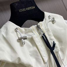 MONCLER 饰边连帽外套,采用聚酯纤维与锦纶混纺,结合防撕裂平纹织造结构编织而成。布面细密平整,带有 MONCLER 饰边连帽外套,采用聚酯纤维与锦纶混纺,结合防撕裂平纹织造结构编织而成。布面细密平整,带有