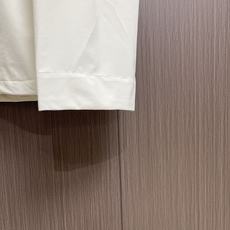 MONCLER 饰边连帽外套,采用聚酯纤维与锦纶混纺,结合防撕裂平纹织造结构编织而成。布面细密平整,带有 MONCLER 饰边连帽外套,采用聚酯纤维与锦纶混纺,结合防撕裂平纹织造结构编织而成。布面细密平整,带有
