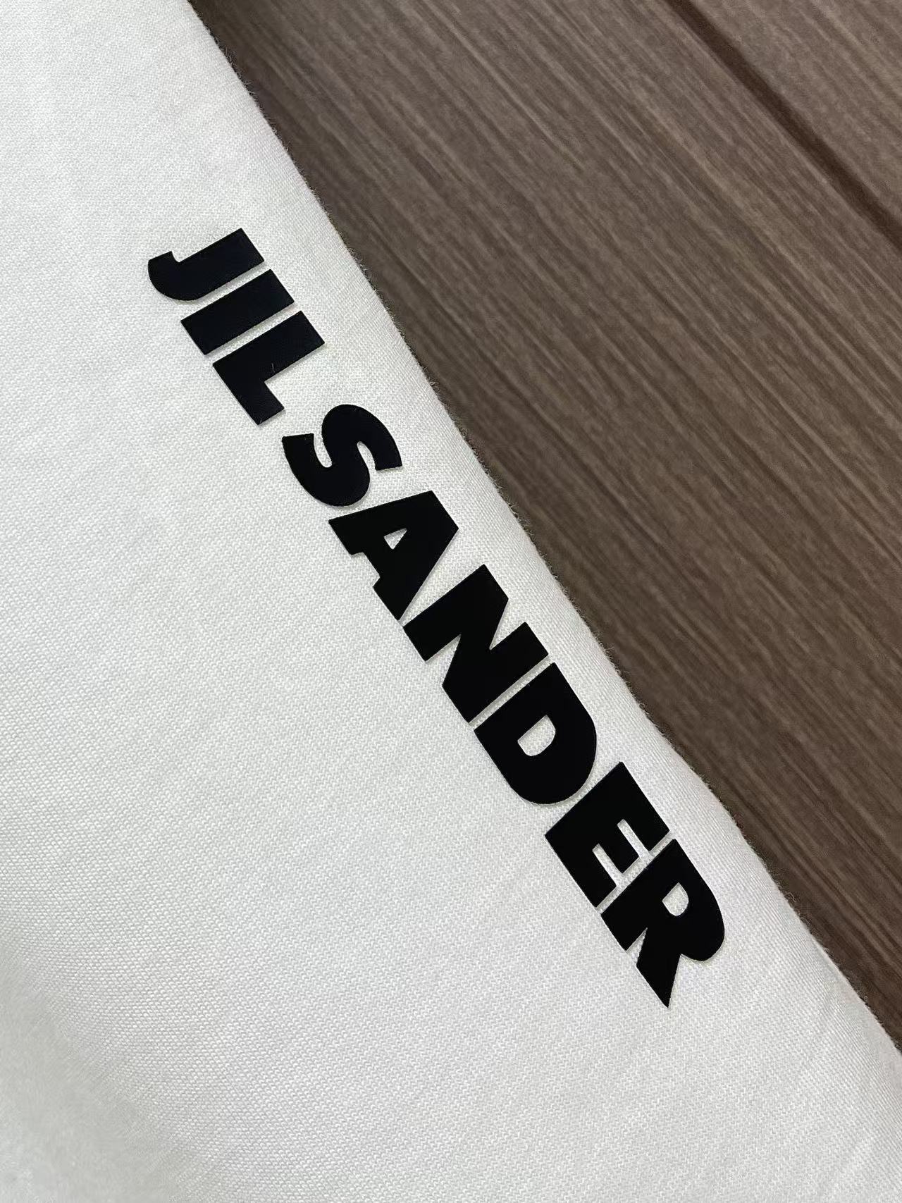 JIL SANDER极简侧边字母短袖T恤，面料选用100%高克重精梳长绒棉，布料厚实挺括，拥有细腻柔和的