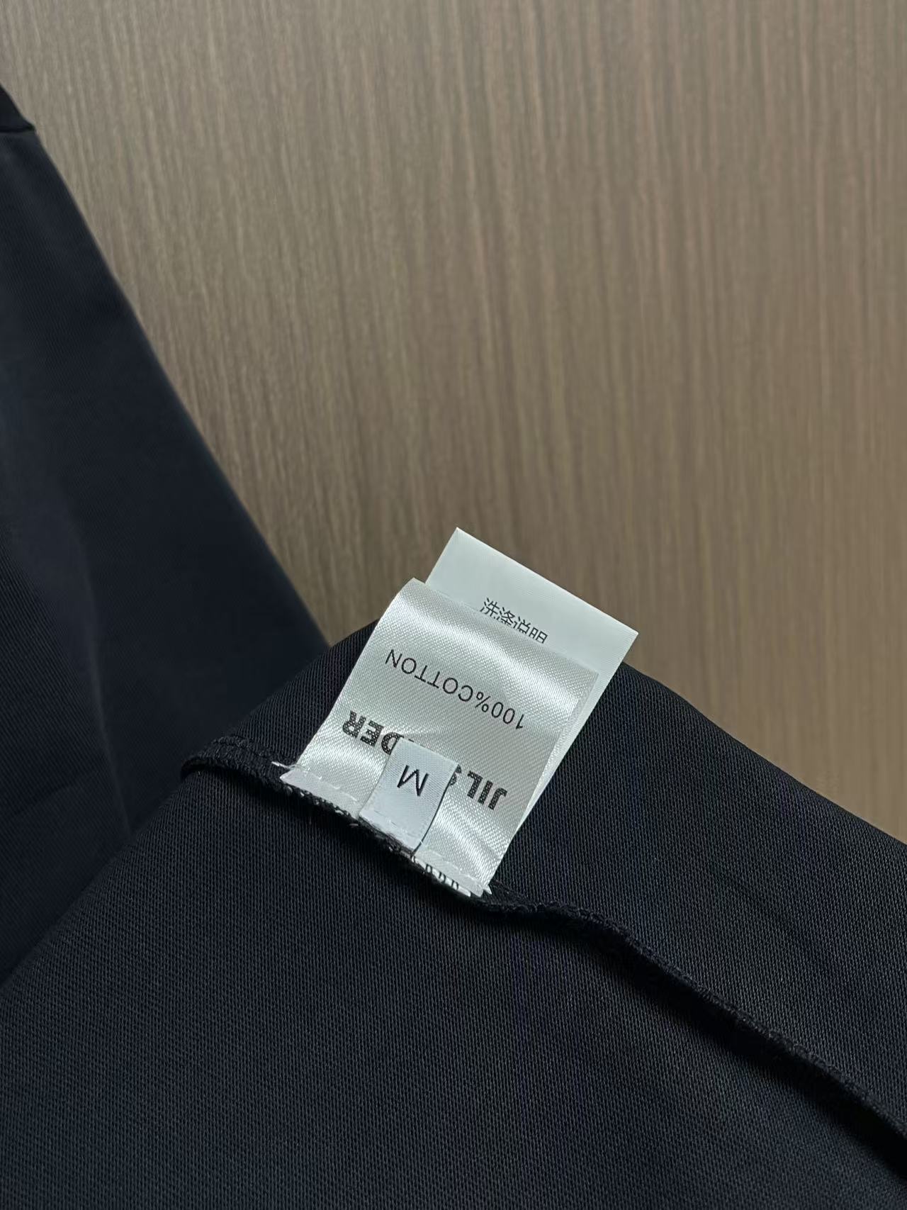 JIL SANDER极简侧边字母短袖T恤，面料选用100%高克重精梳长绒棉，布料厚实挺括，拥有细腻柔和的