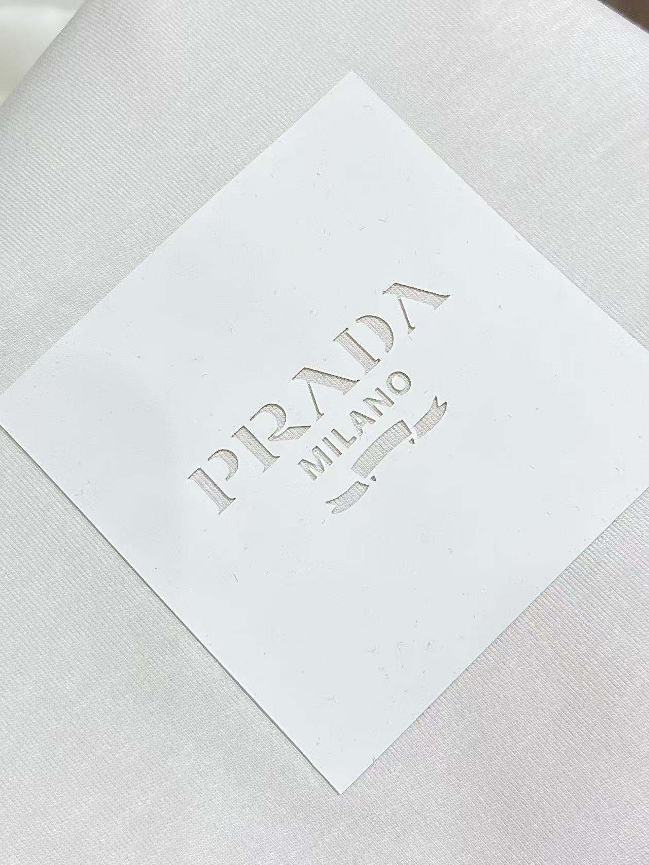 Prada 胶印字母logo标识短袖T恤，平纹针织T恤秉承品牌简约而华美的理念，已然演变为一种态度，一种