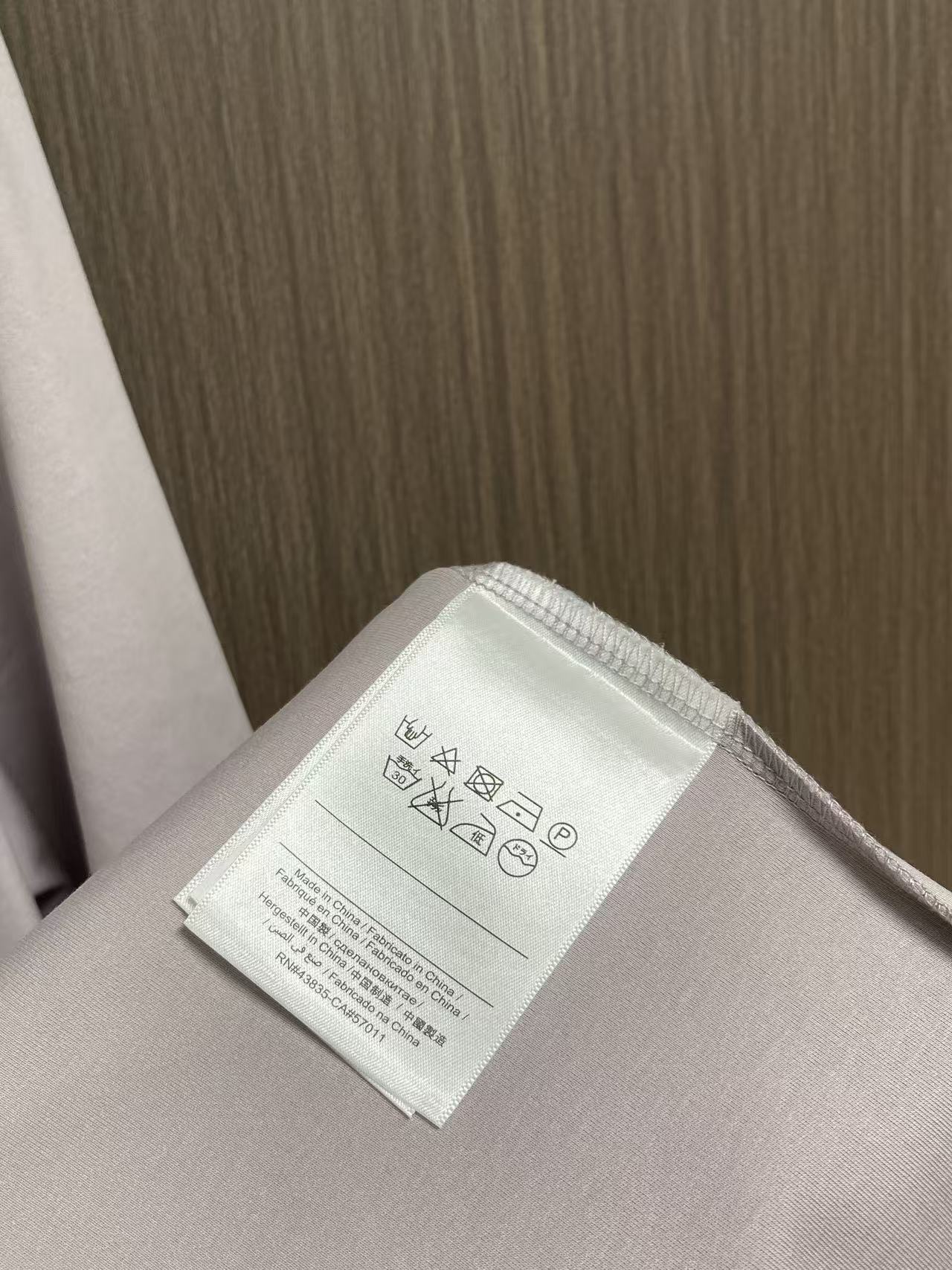 Prada 胶印字母logo标识短袖T恤，平纹针织T恤秉承品牌简约而华美的理念，已然演变为一种态度，一种