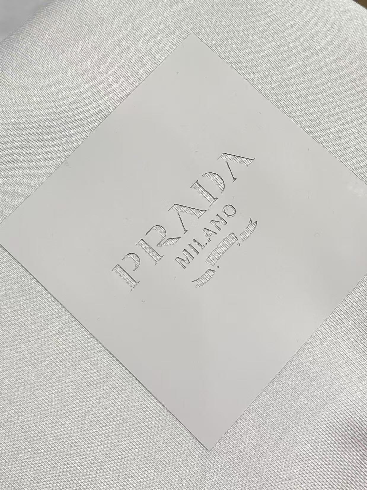 Prada 胶印字母logo标识短袖T恤，平纹针织T恤秉承品牌简约而华美的理念，已然演变为一种态度，一种