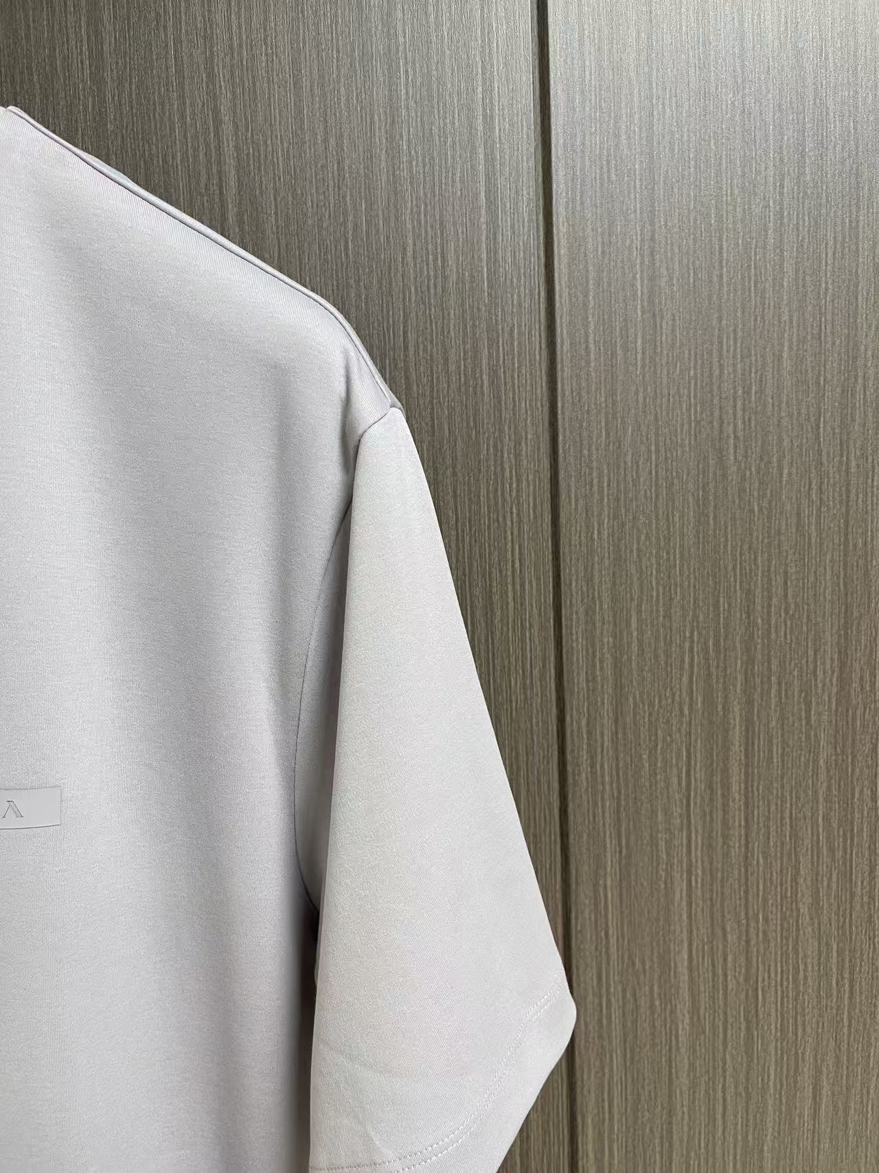 Prada 胶印字母logo标识短袖T恤，平纹针织T恤秉承品牌简约而华美的理念，已然演变为一种态度，一种