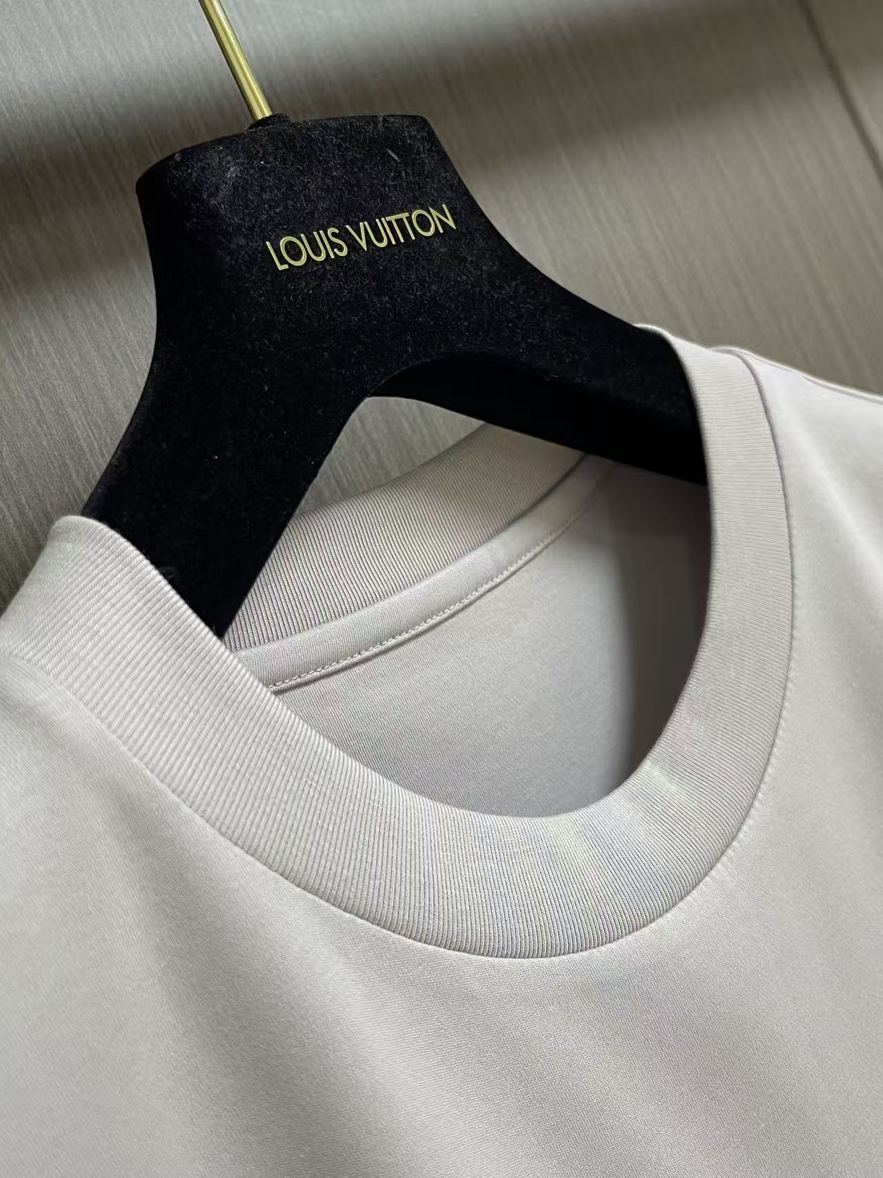 Prada 胶印字母logo标识短袖T恤，平纹针织T恤秉承品牌简约而华美的理念，已然演变为一种态度，一种