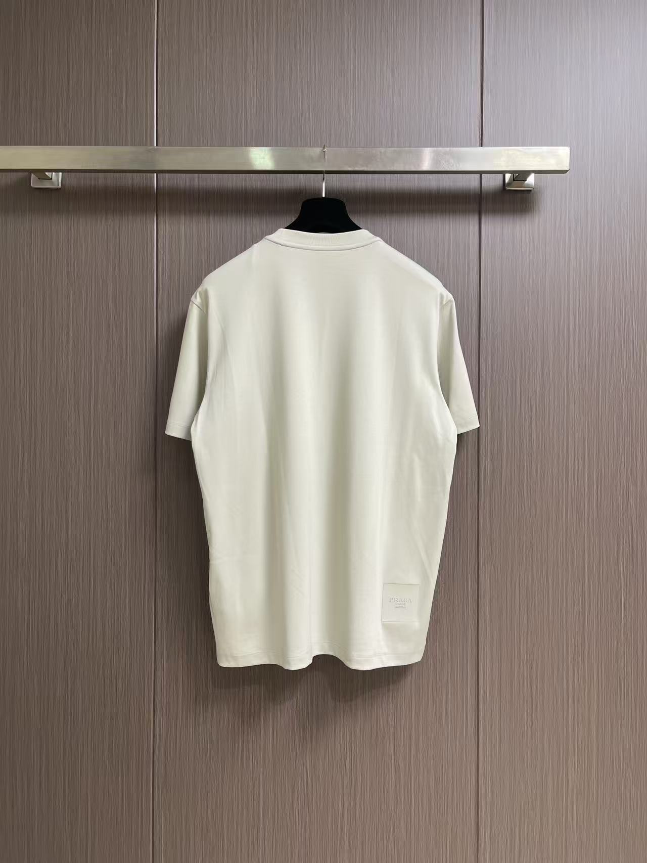 Prada 胶印字母logo标识短袖T恤，平纹针织T恤秉承品牌简约而华美的理念，已然演变为一种态度，一种