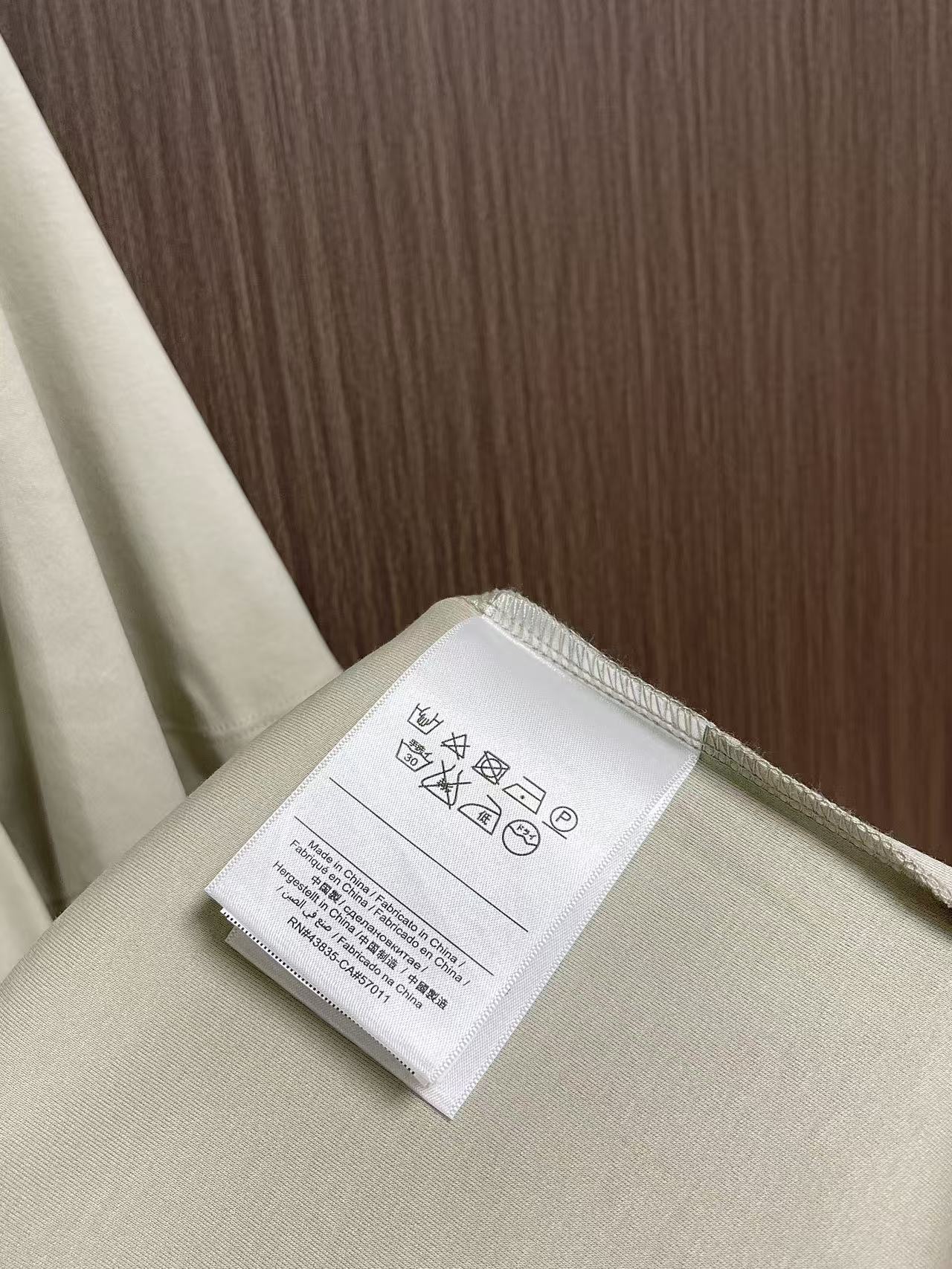 Prada 胶印字母logo标识短袖T恤，平纹针织T恤秉承品牌简约而华美的理念，已然演变为一种态度，一种