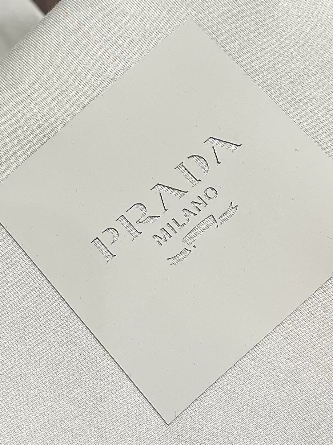 Prada 胶印字母logo标识短袖T恤，平纹针织T恤秉承品牌简约而华美的理念，已然演变为一种态度，一种