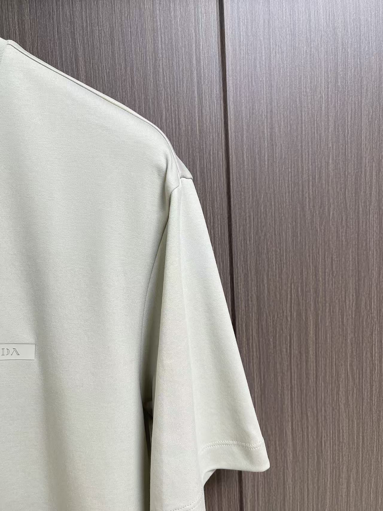 Prada 胶印字母logo标识短袖T恤，平纹针织T恤秉承品牌简约而华美的理念，已然演变为一种态度，一种