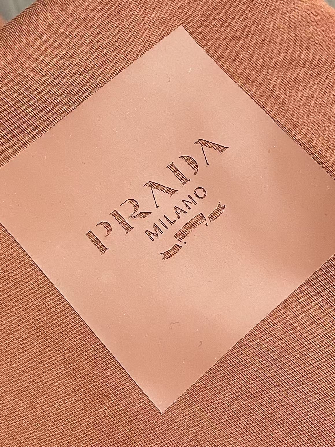 Prada 胶印字母logo标识短袖T恤，平纹针织T恤秉承品牌简约而华美的理念，已然演变为一种态度，一种