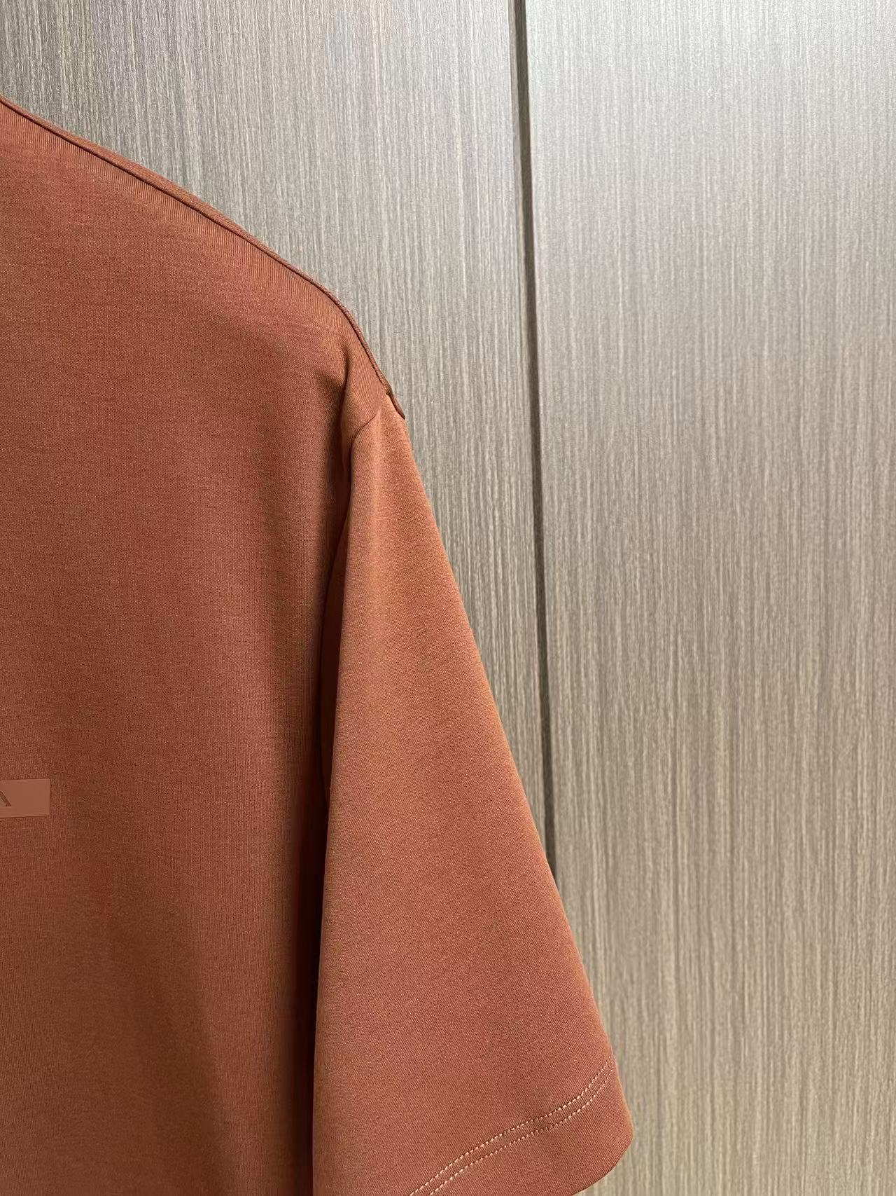 Prada 胶印字母logo标识短袖T恤，平纹针织T恤秉承品牌简约而华美的理念，已然演变为一种态度，一种